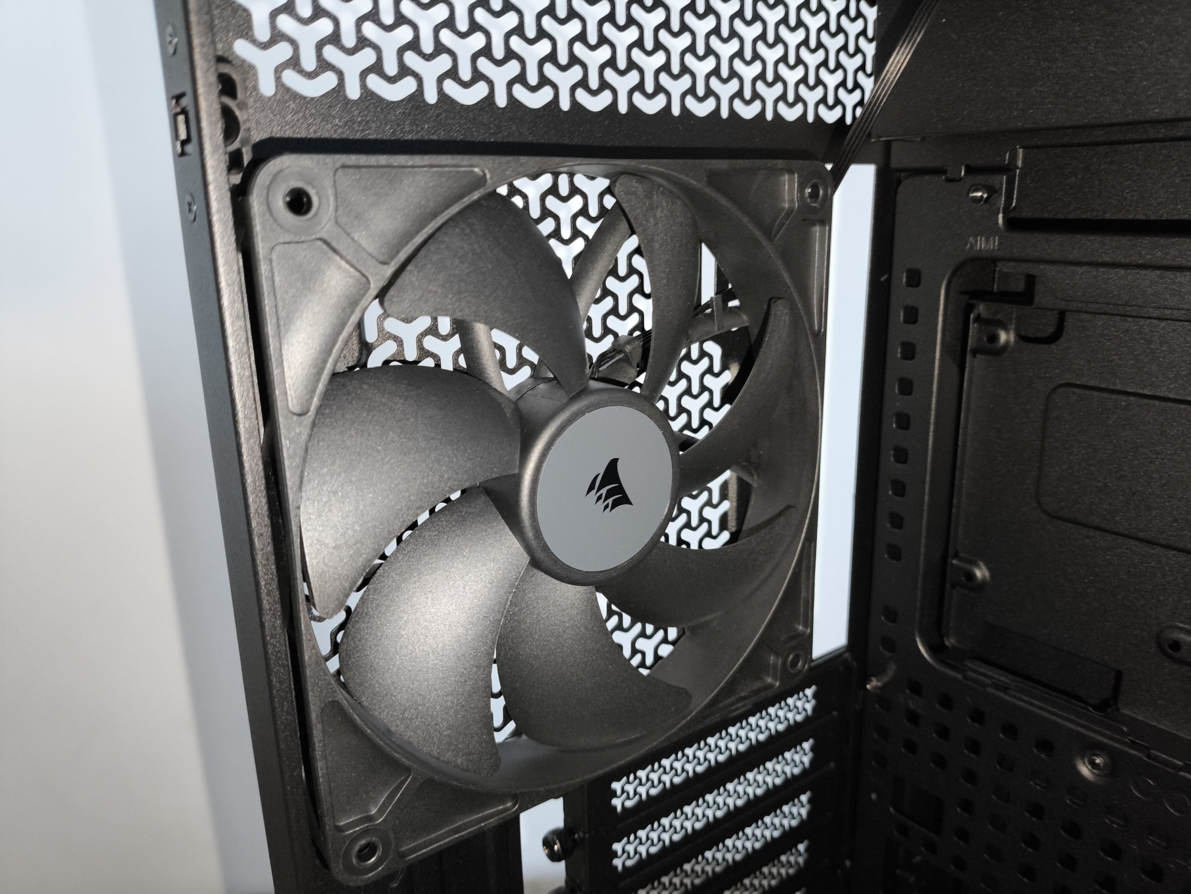 Corsair Frame 5000D RS - test obudowy. Pojemna i wysoce konfigurowalna. Ale też i głośna