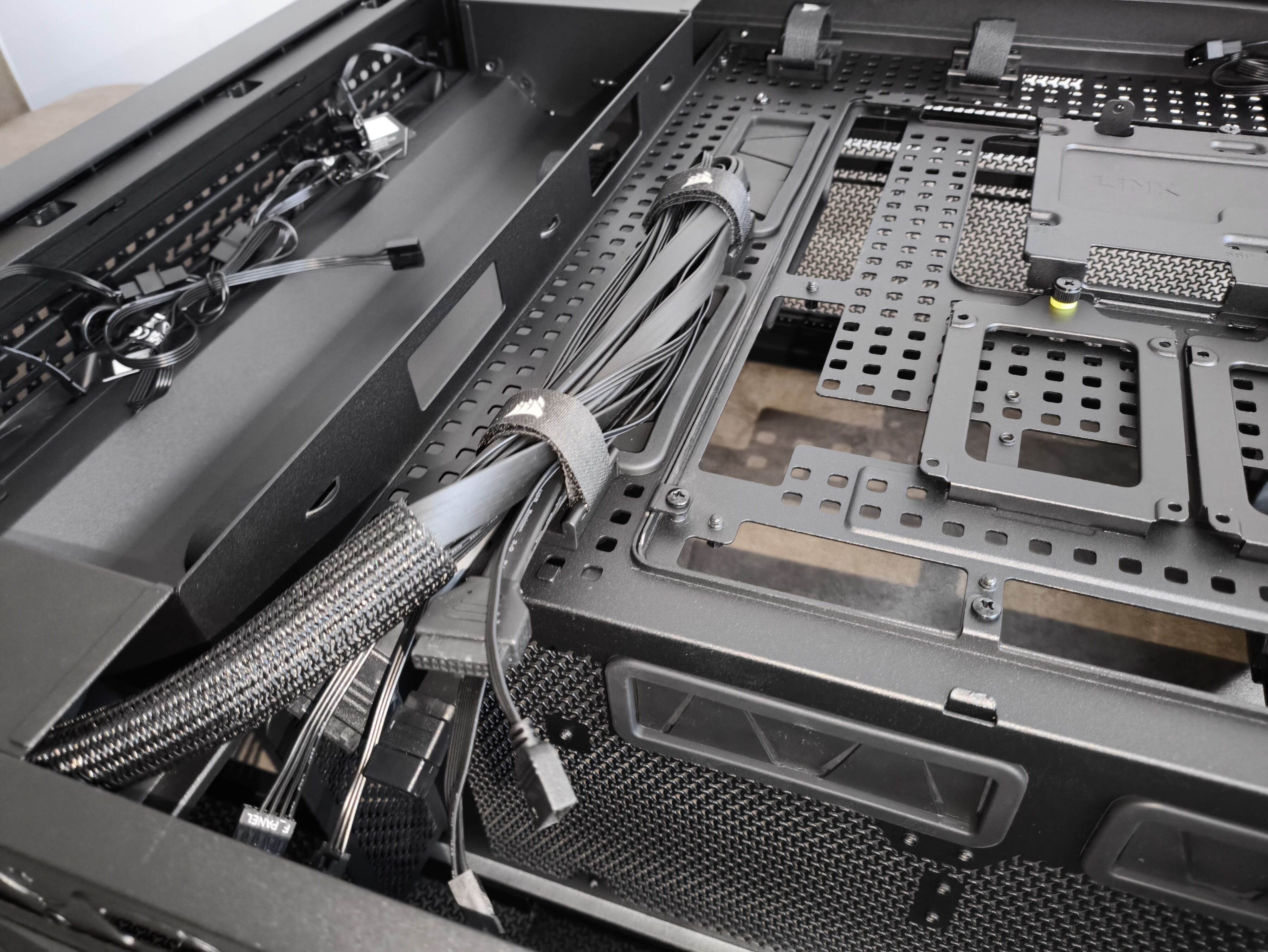 Corsair Frame 5000D RS - test obudowy. Pojemna i wysoce konfigurowalna. Ale też i głośna