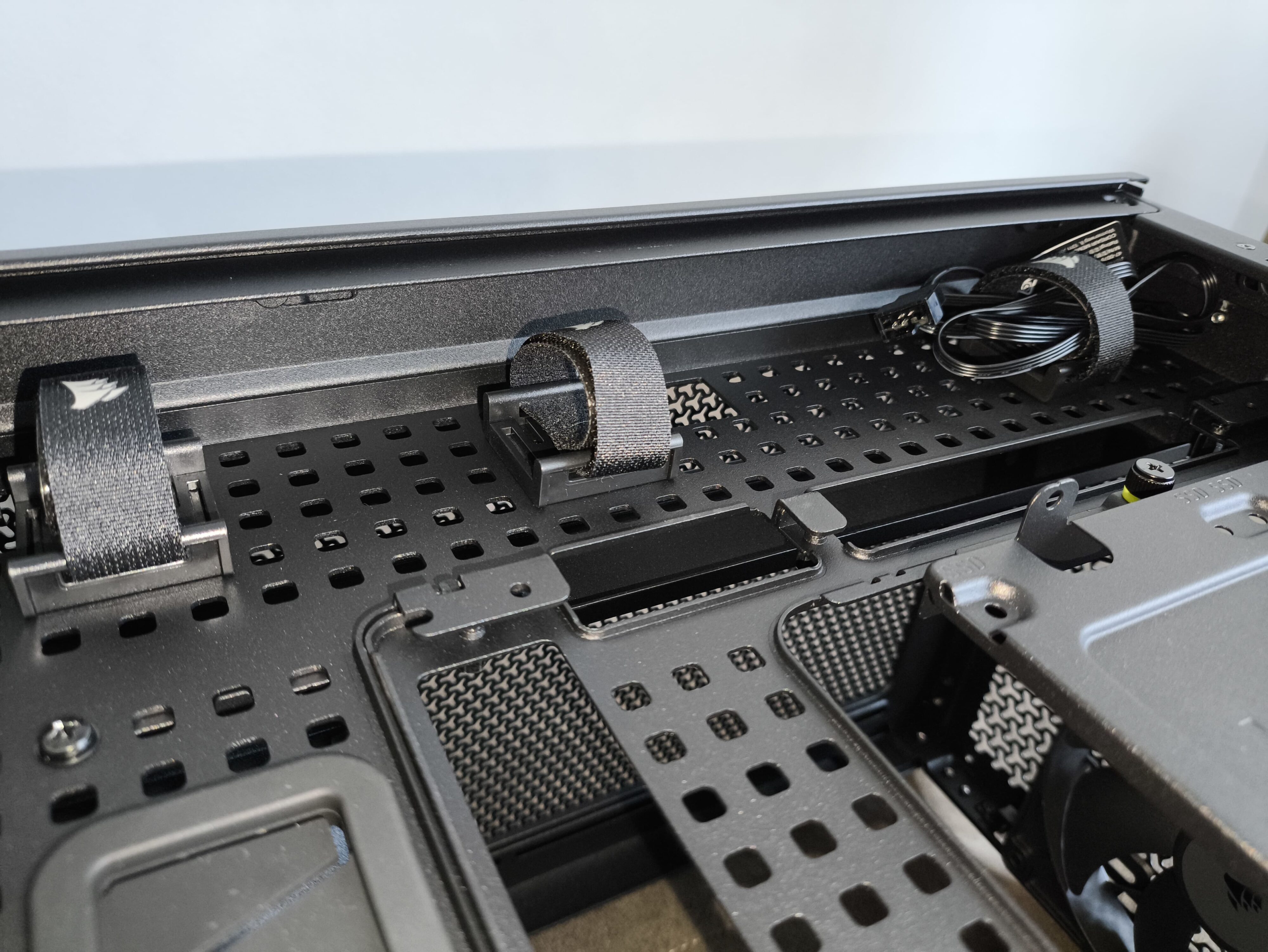 Corsair Frame 5000D RS - test obudowy. Pojemna i wysoce konfigurowalna. Ale też i głośna