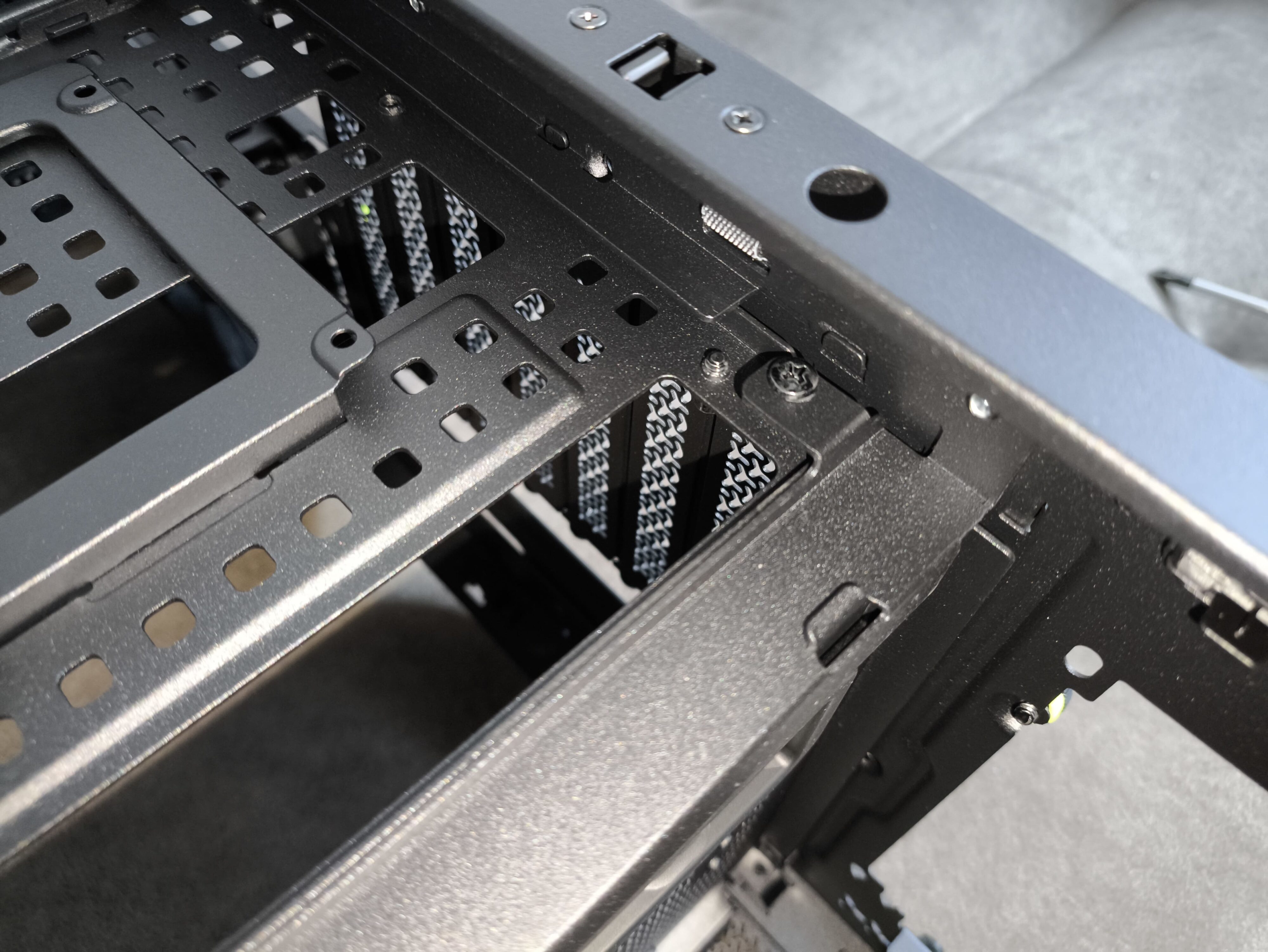 Corsair Frame 5000D RS - test obudowy. Pojemna i wysoce konfigurowalna. Ale też i głośna