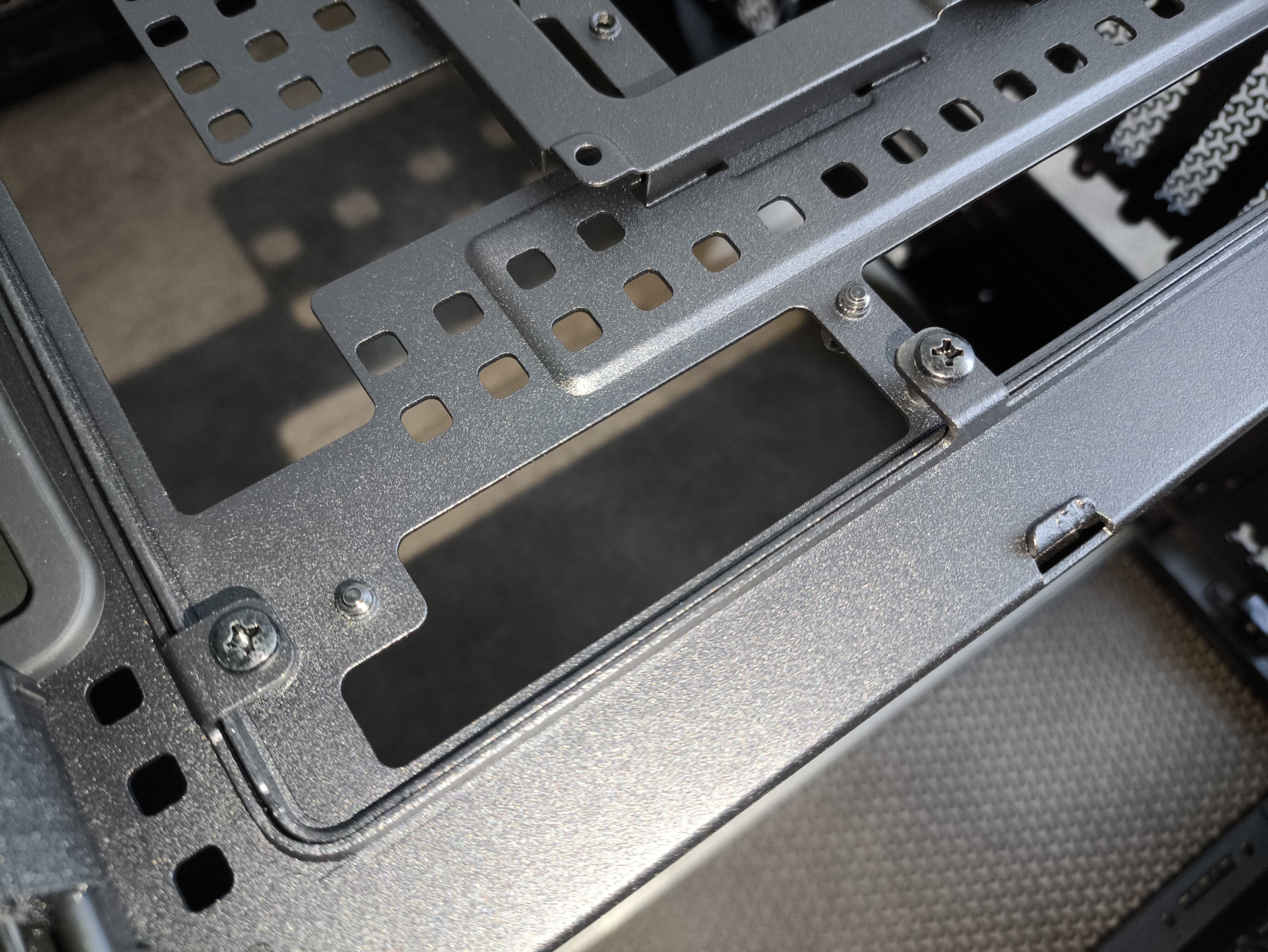 Corsair Frame 5000D RS - test obudowy. Pojemna i wysoce konfigurowalna. Ale też i głośna