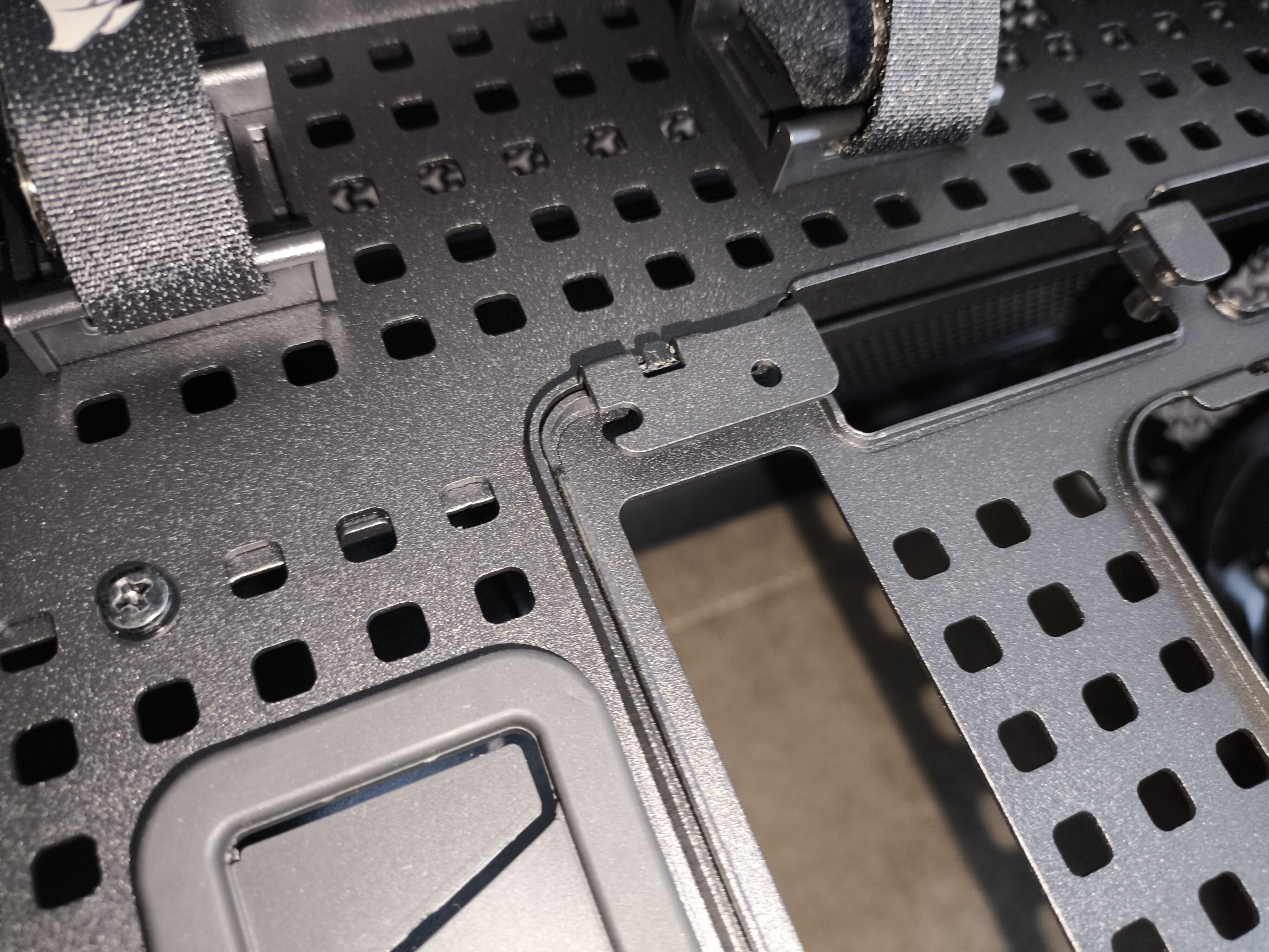 Corsair Frame 5000D RS - test obudowy. Pojemna i wysoce konfigurowalna. Ale też i głośna