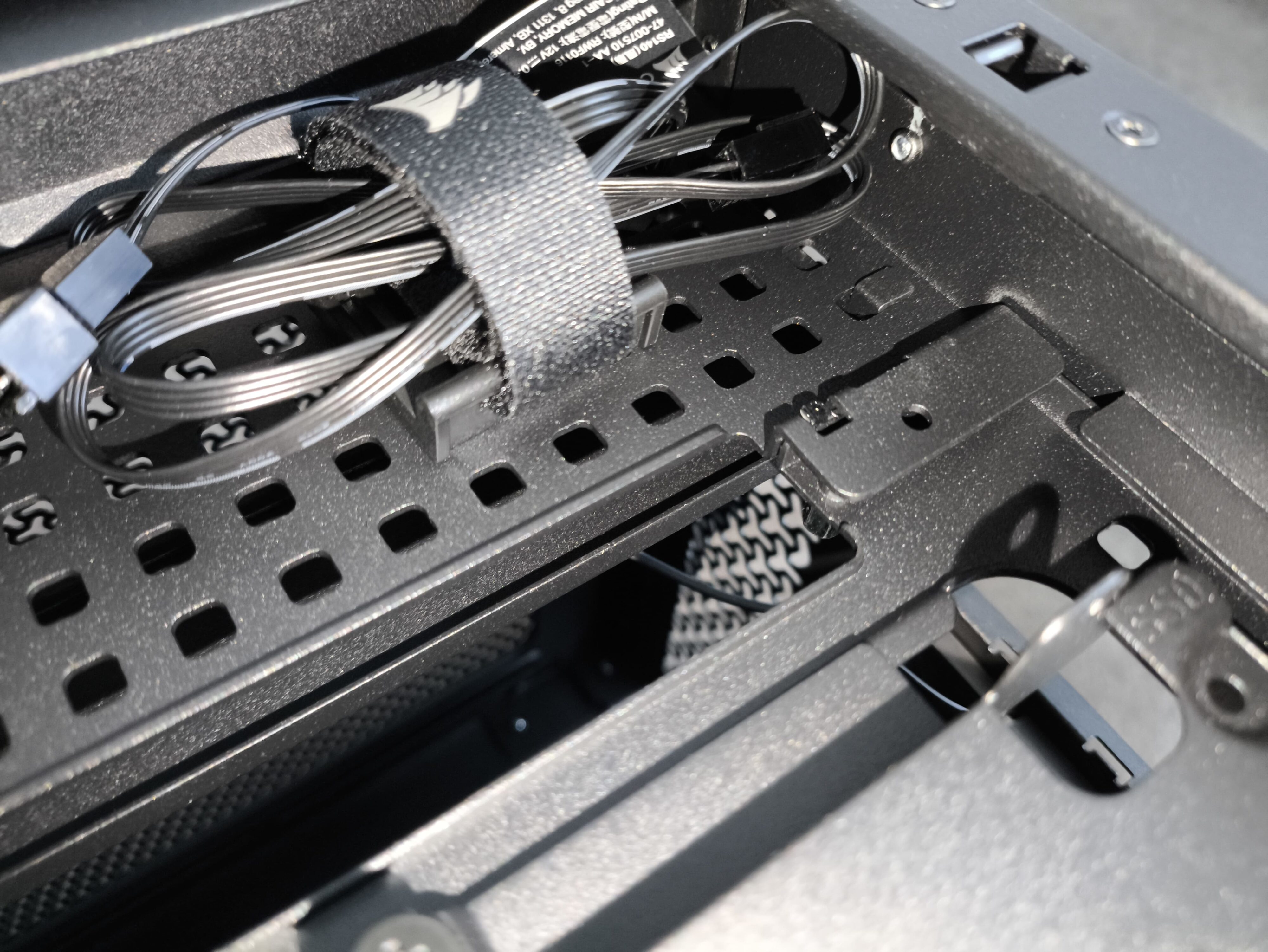 Corsair Frame 5000D RS - test obudowy. Pojemna i wysoce konfigurowalna. Ale też i głośna