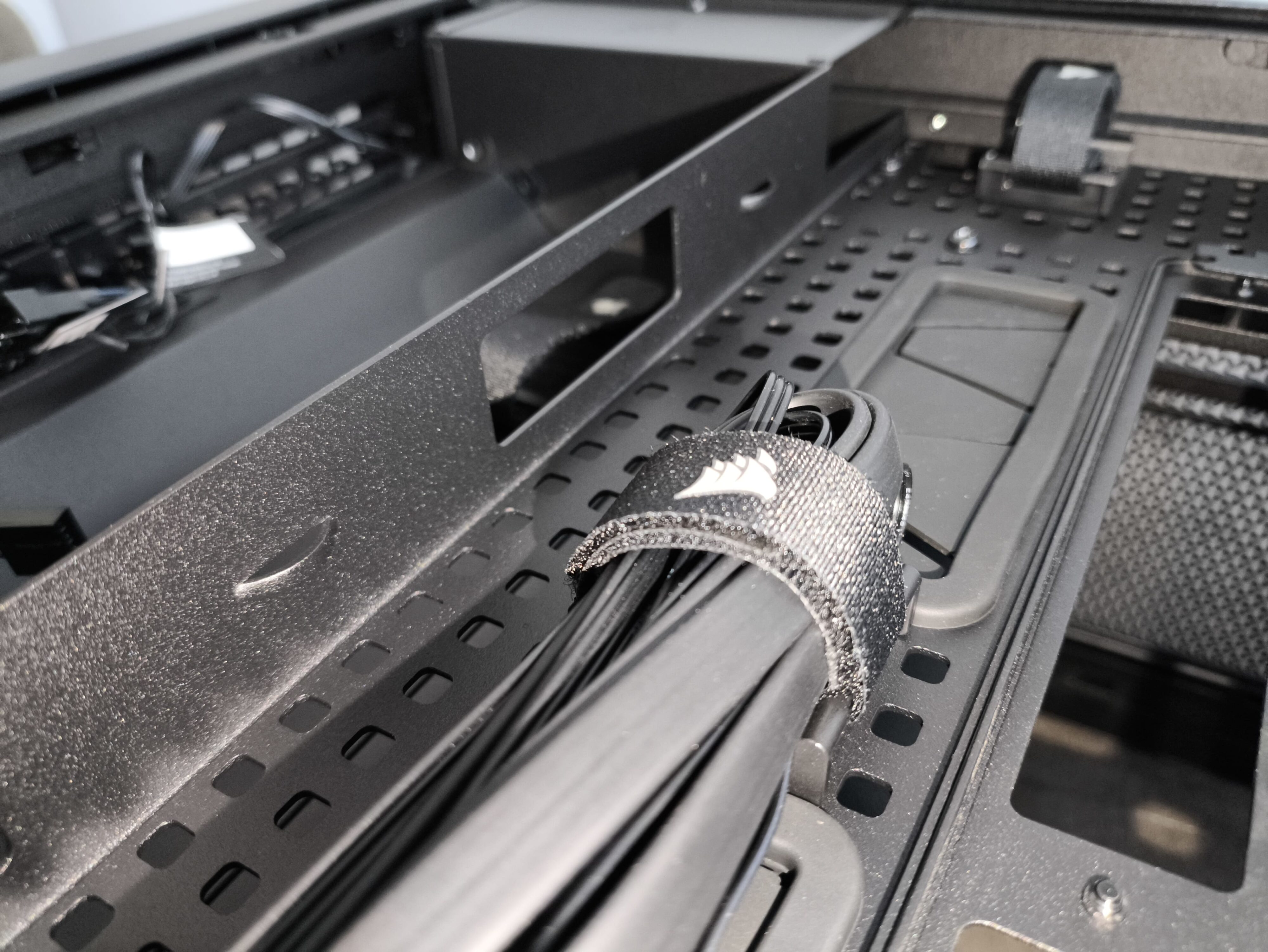 Corsair Frame 5000D RS - test obudowy. Pojemna i wysoce konfigurowalna. Ale też i głośna