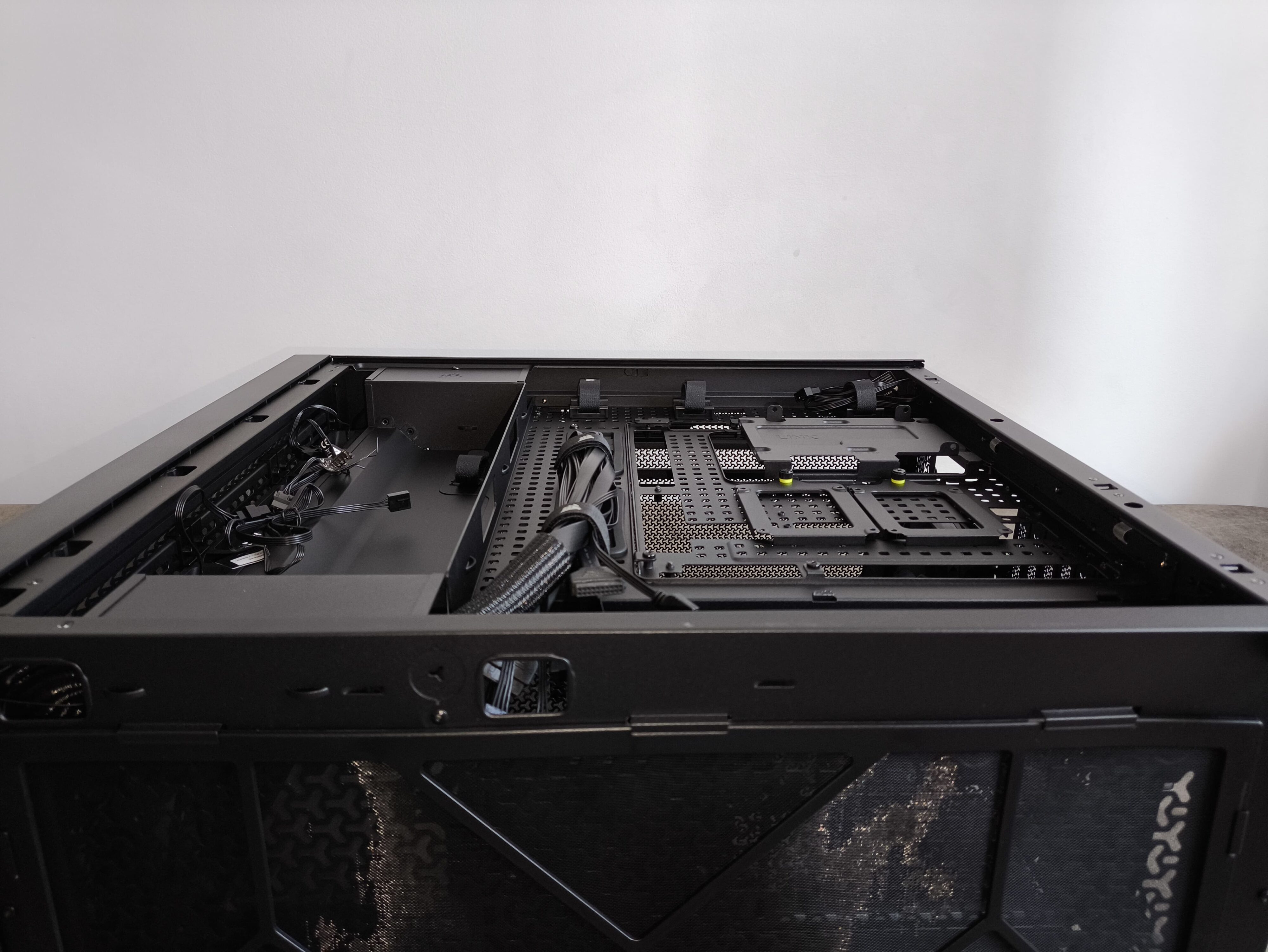 Corsair Frame 5000D RS - test obudowy. Pojemna i wysoce konfigurowalna. Ale też i głośna