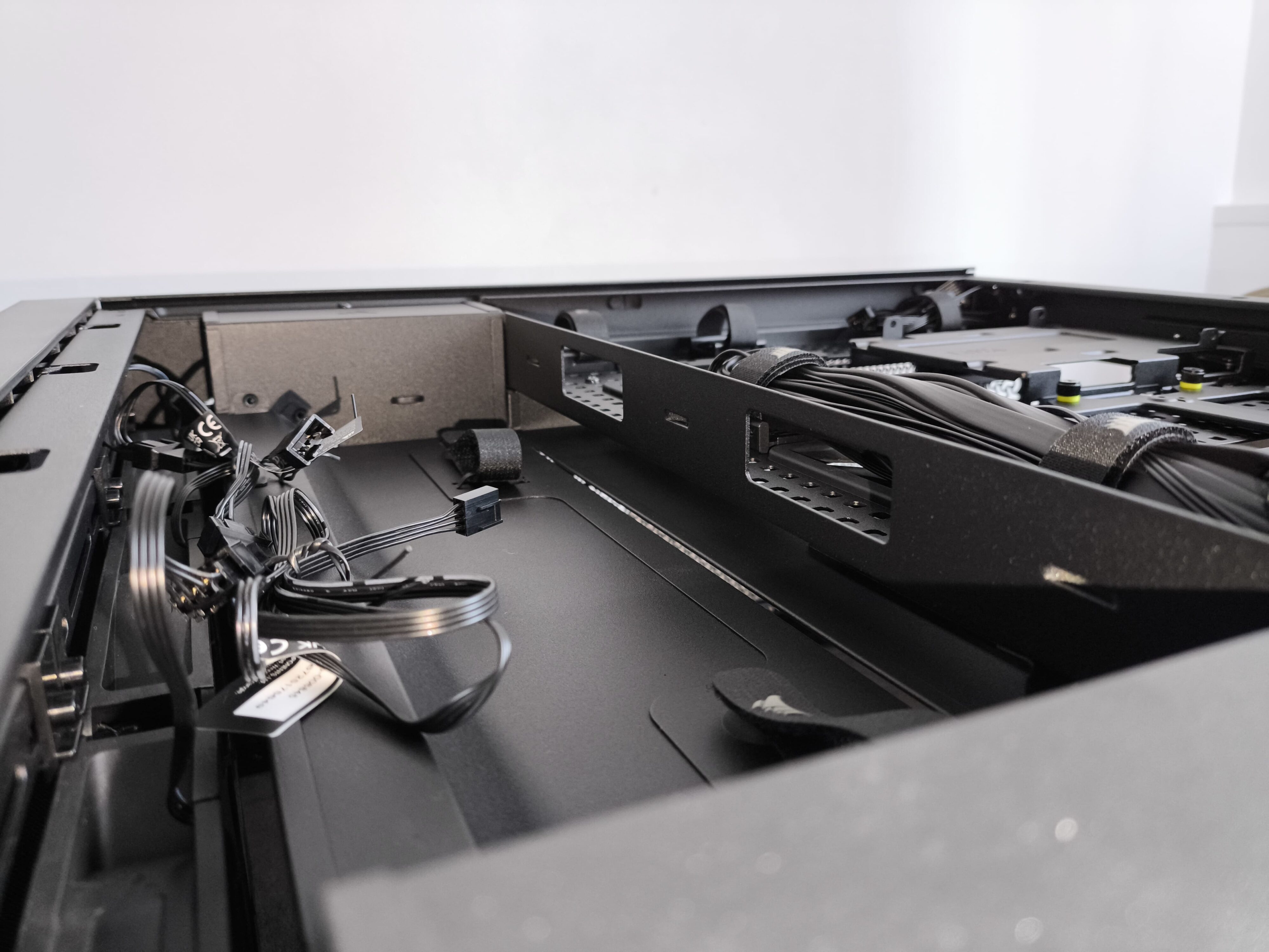 Corsair Frame 5000D RS - test obudowy. Pojemna i wysoce konfigurowalna. Ale też i głośna