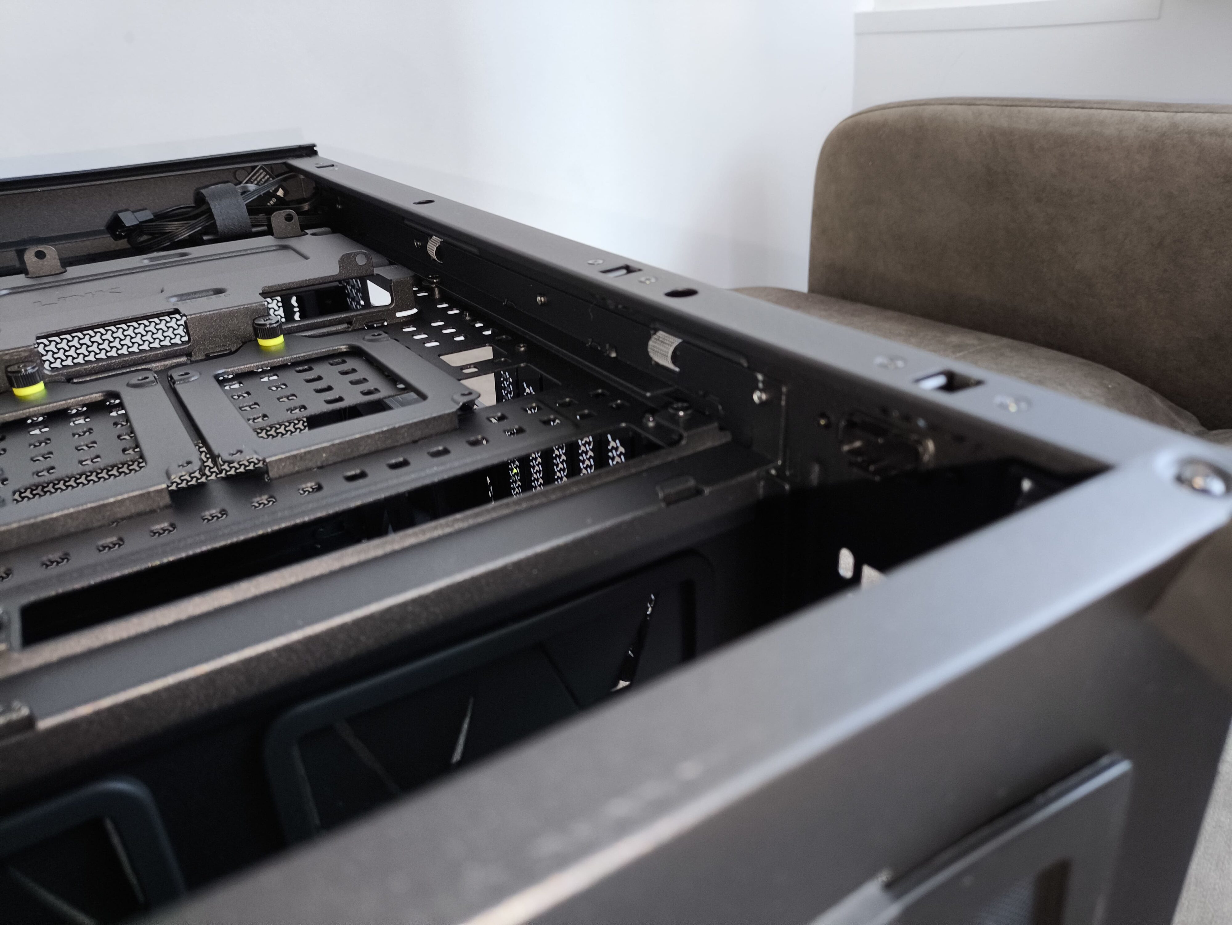 Corsair Frame 5000D RS - test obudowy. Pojemna i wysoce konfigurowalna. Ale też i głośna