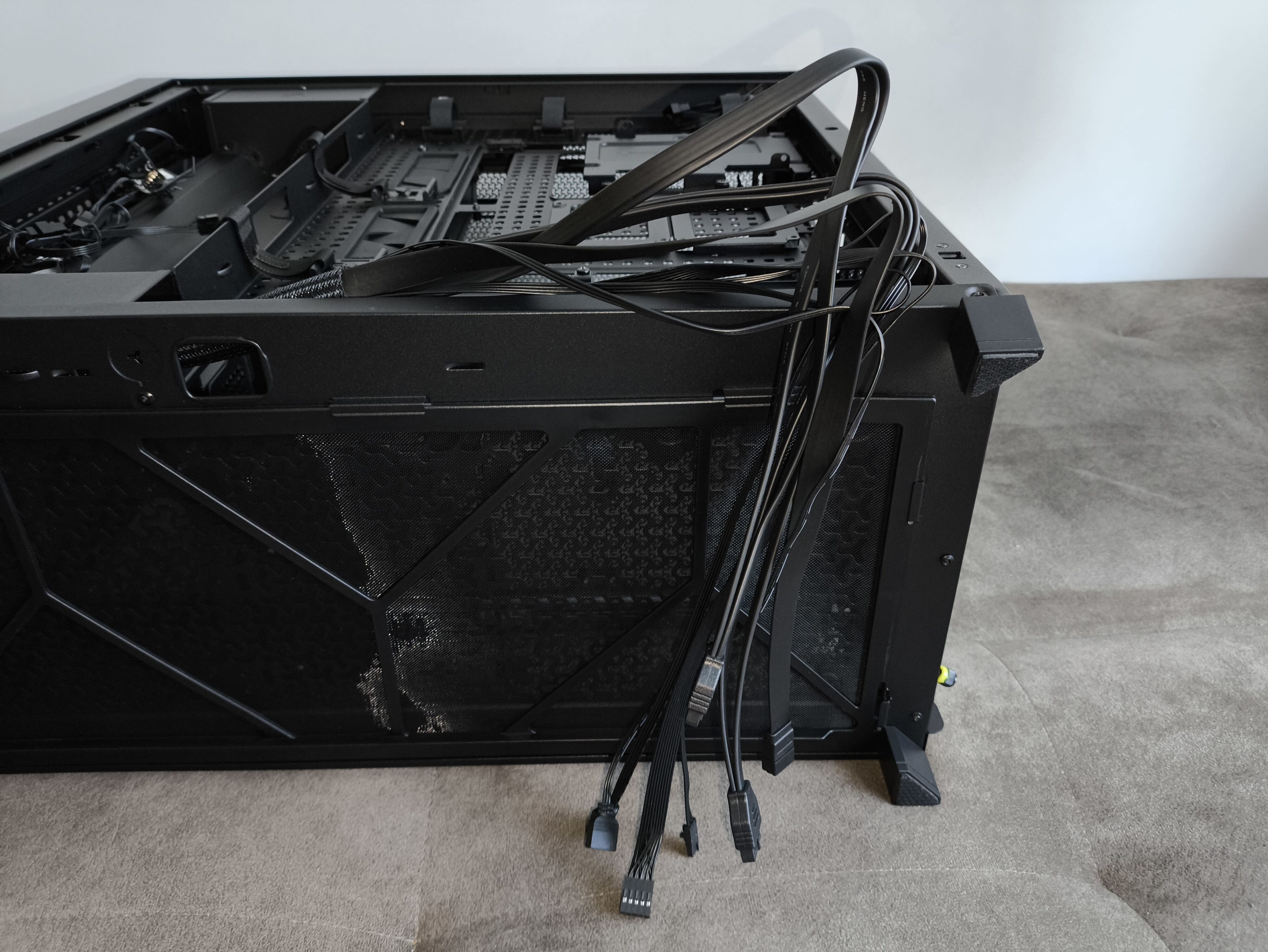 Corsair Frame 5000D RS - test obudowy. Pojemna i wysoce konfigurowalna. Ale też i głośna