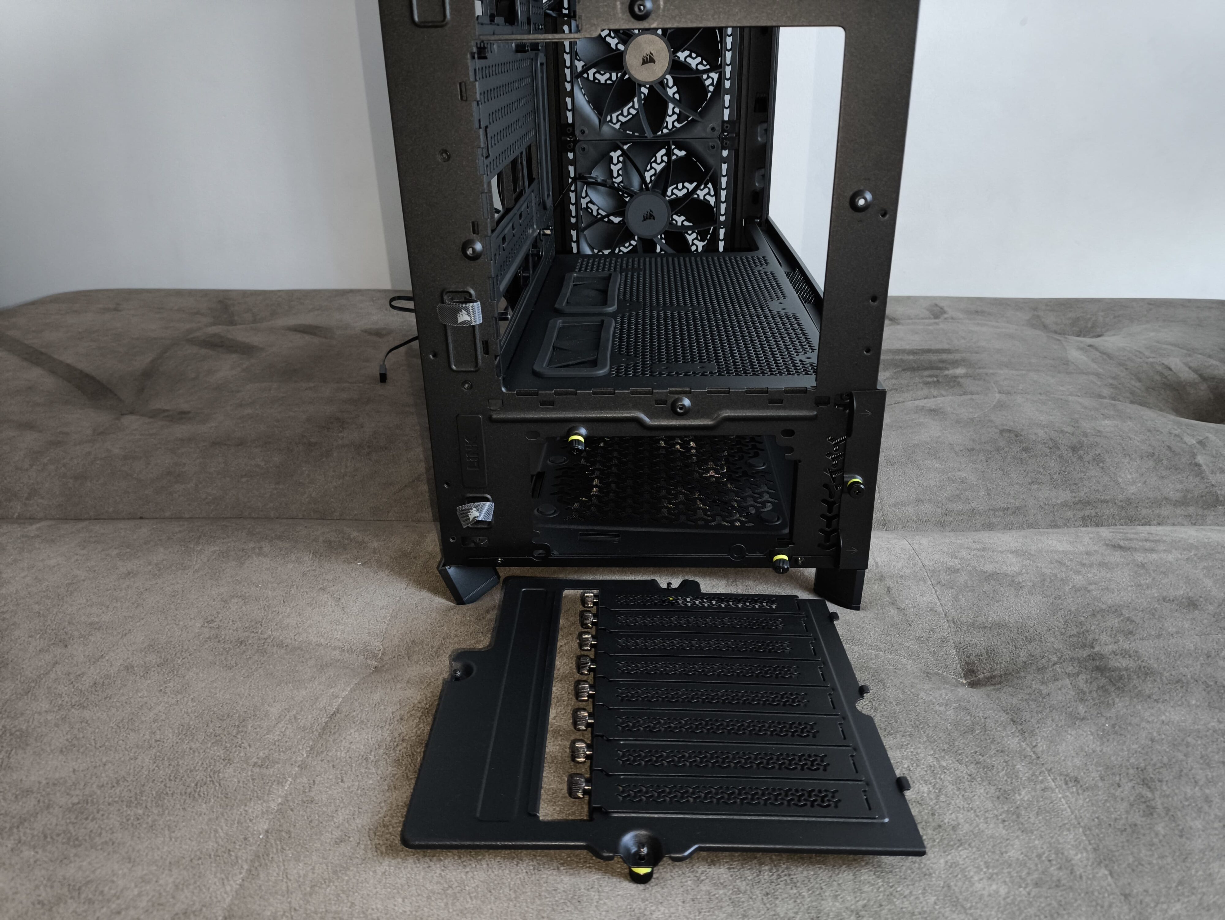 Corsair Frame 5000D RS - test obudowy. Pojemna i wysoce konfigurowalna. Ale też i głośna