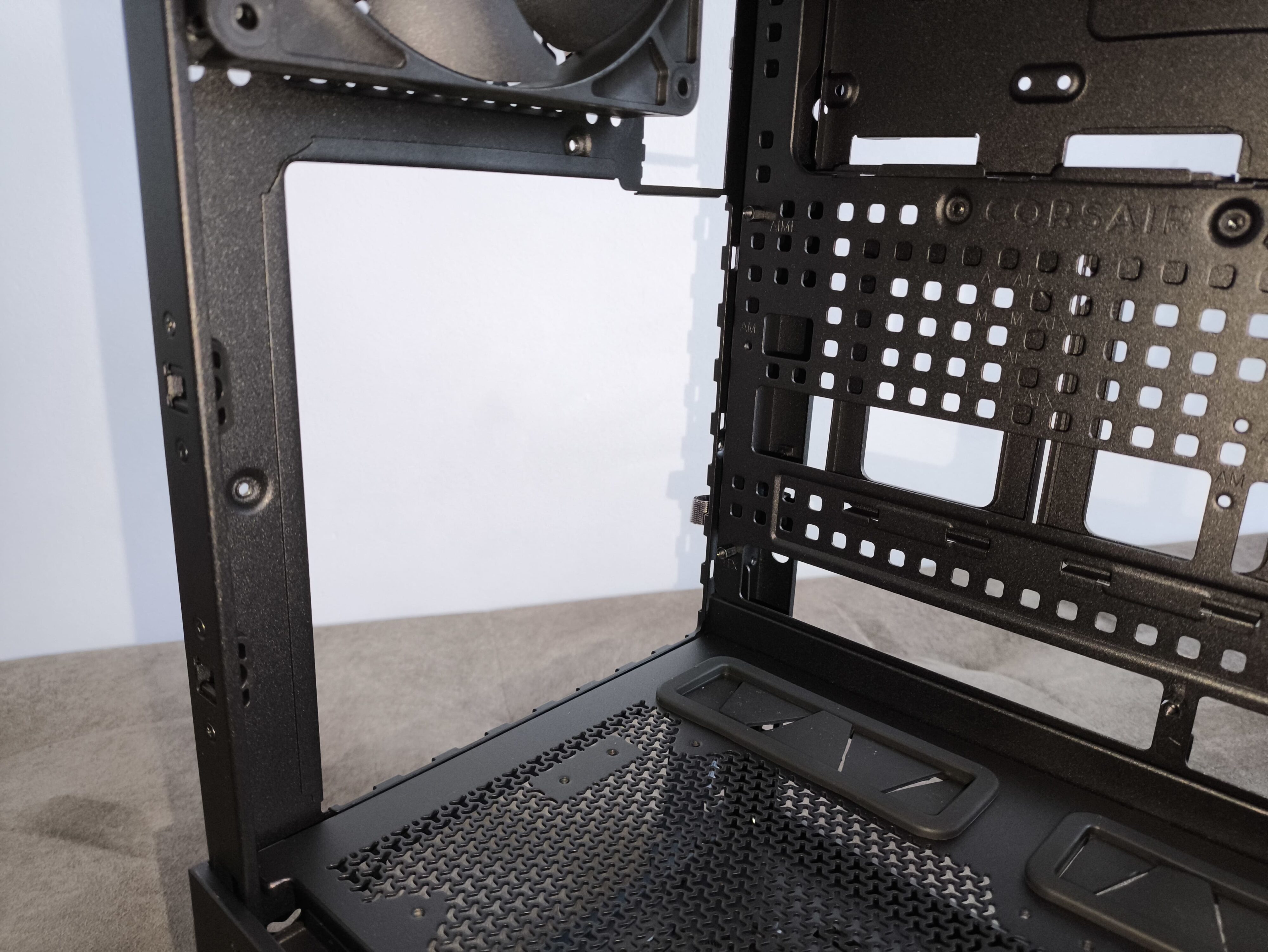 Corsair Frame 5000D RS - test obudowy. Pojemna i wysoce konfigurowalna. Ale też i głośna