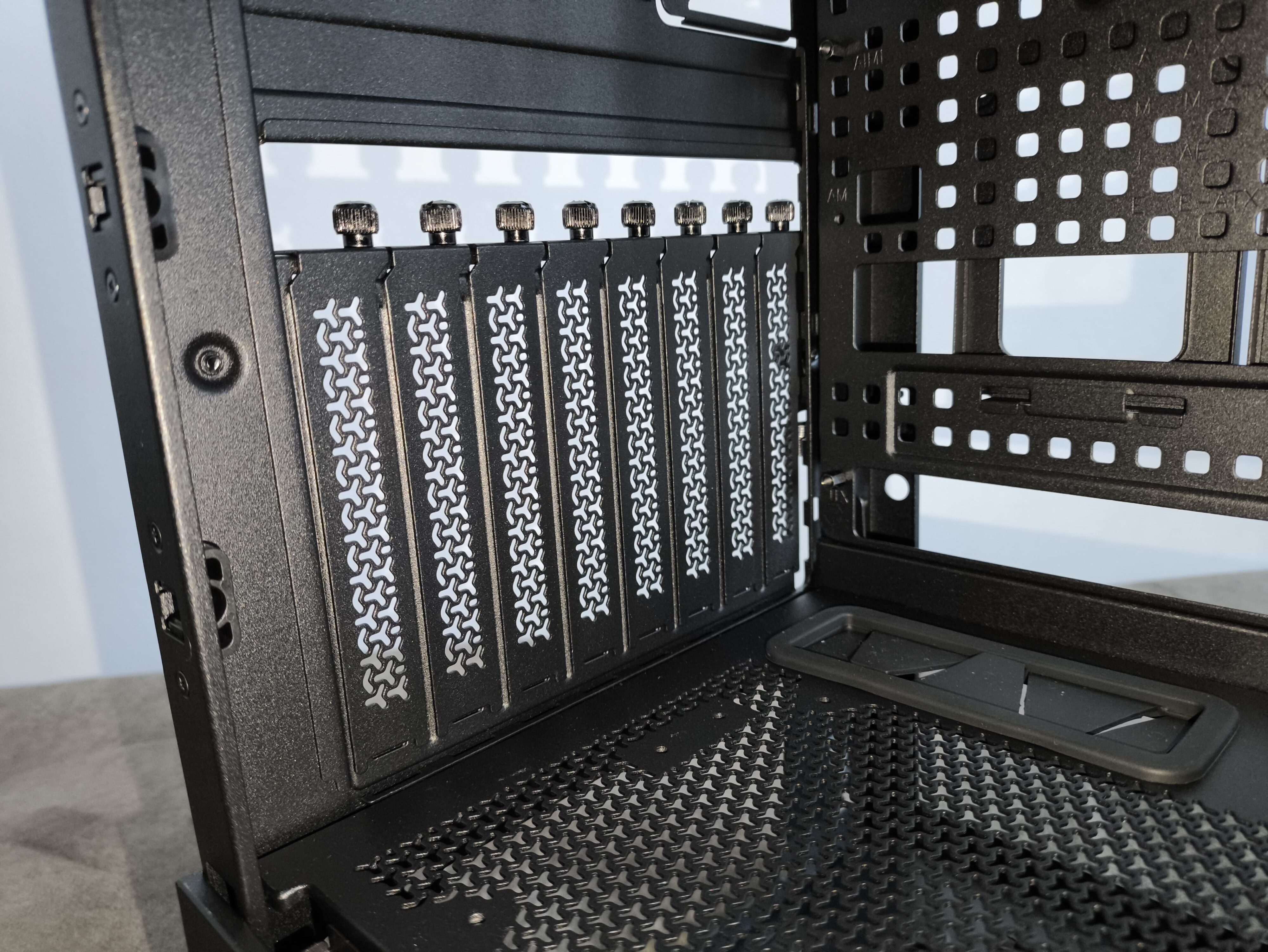 Corsair Frame 5000D RS - test obudowy. Pojemna i wysoce konfigurowalna. Ale też i głośna