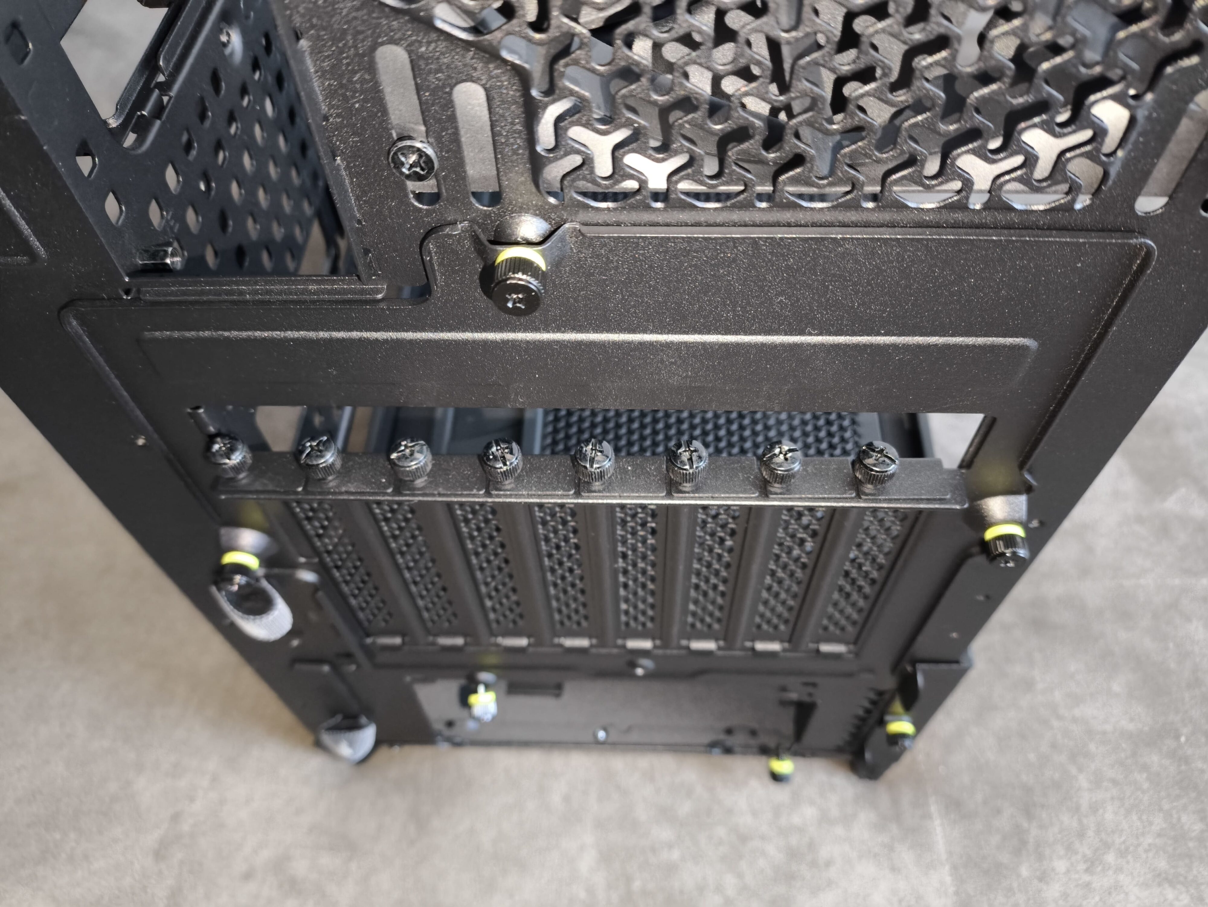 Corsair Frame 5000D RS - test obudowy. Pojemna i wysoce konfigurowalna. Ale też i głośna