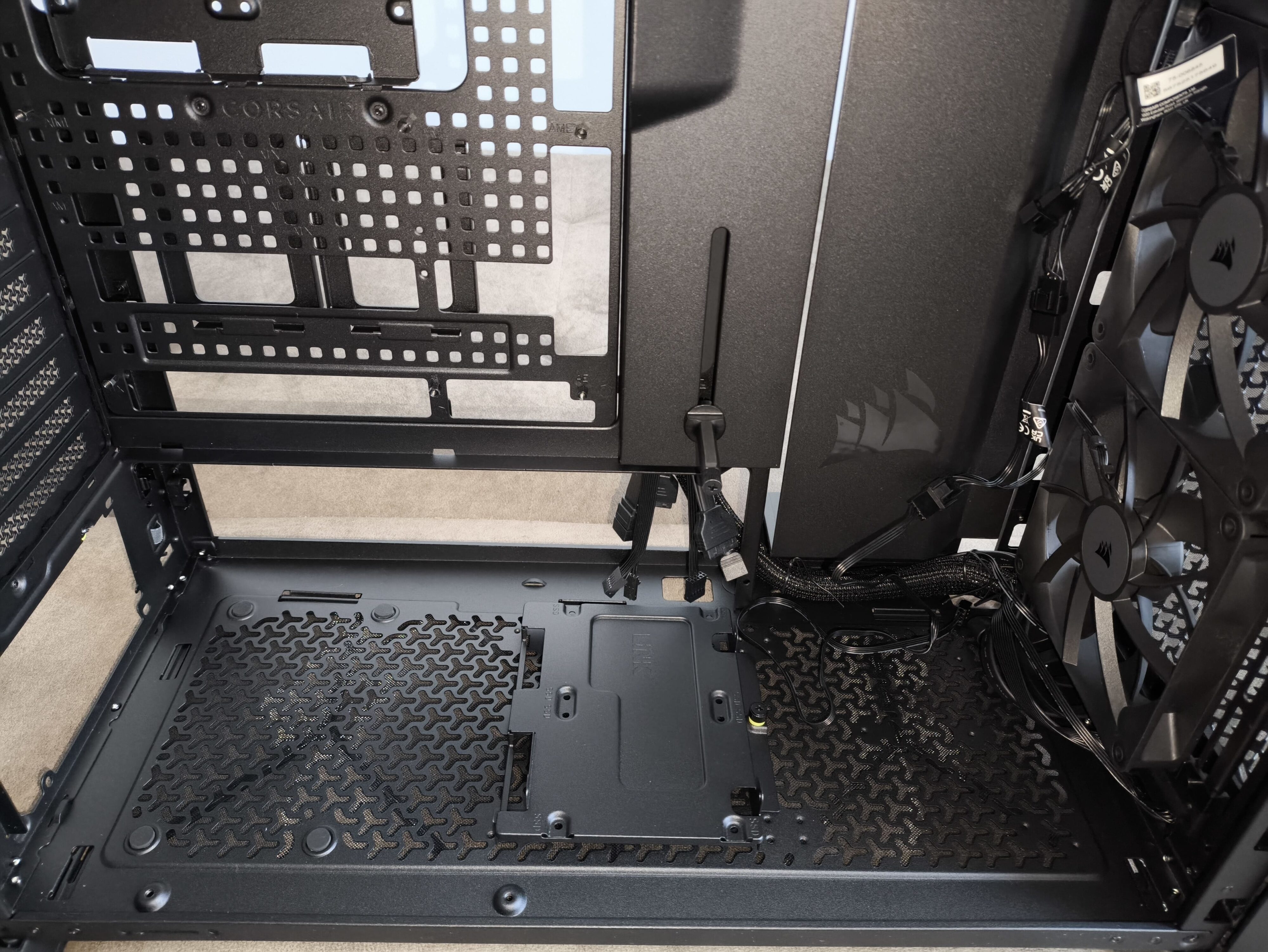 Corsair Frame 5000D RS - test obudowy. Pojemna i wysoce konfigurowalna. Ale też i głośna