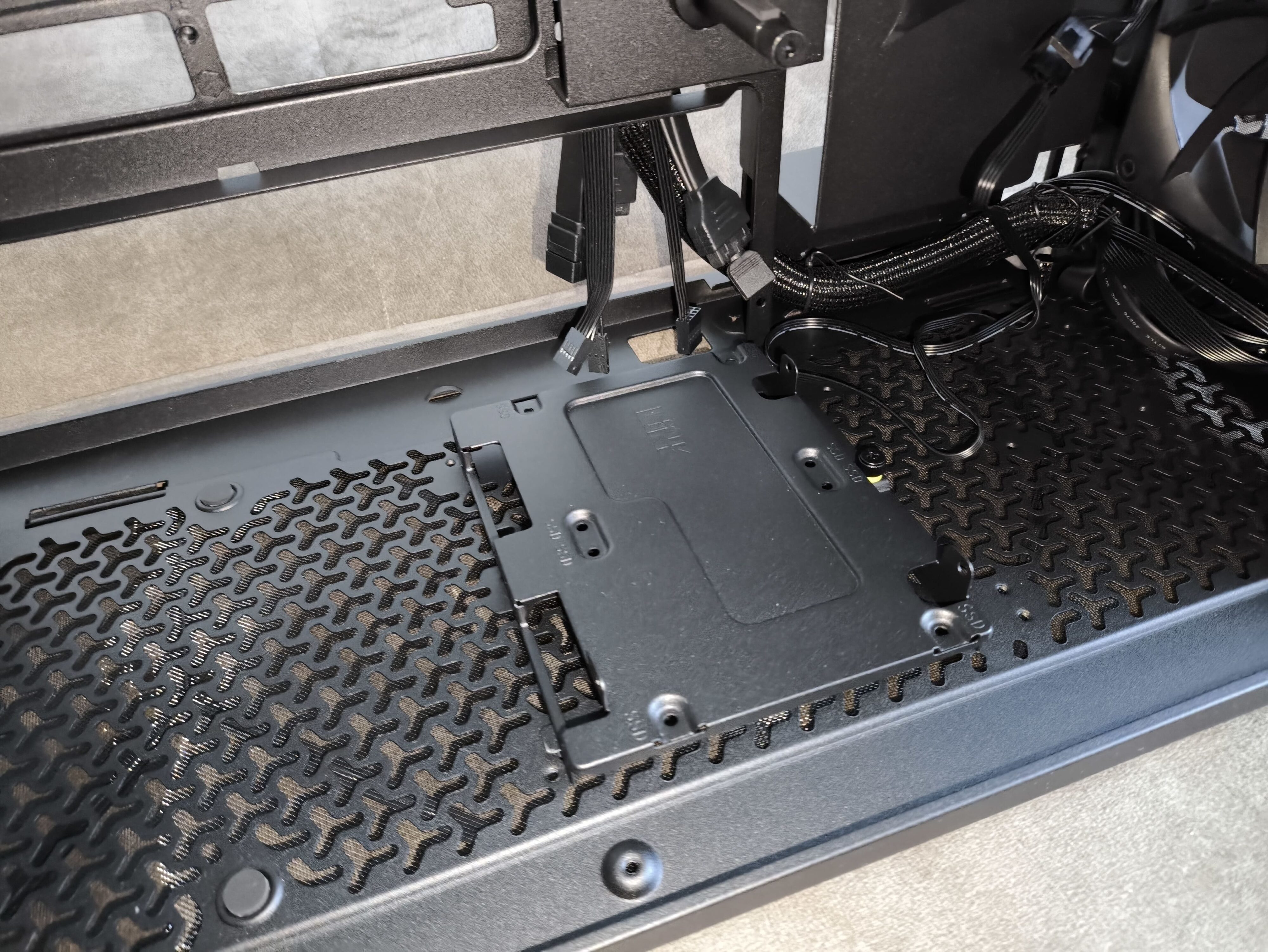 Corsair Frame 5000D RS - test obudowy. Pojemna i wysoce konfigurowalna. Ale też i głośna