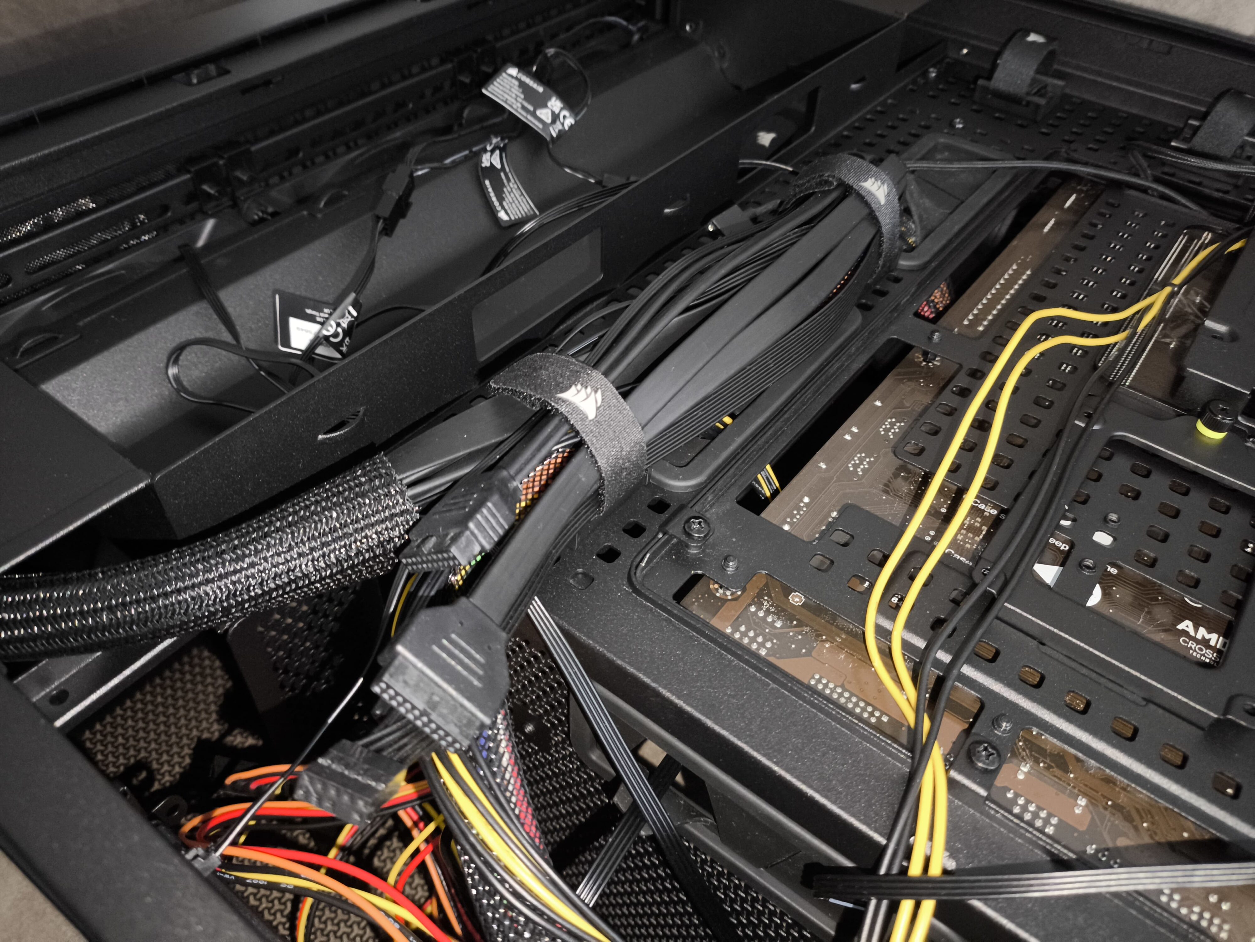 Corsair Frame 5000D RS - test obudowy. Pojemna i wysoce konfigurowalna. Ale też i głośna