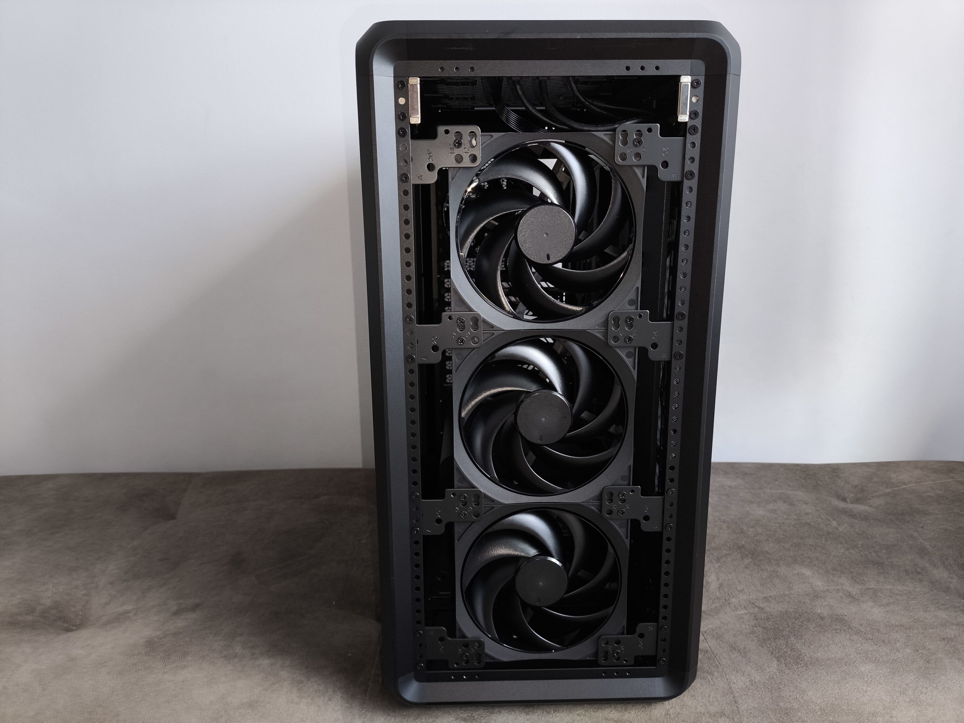 Cooler Master MasterFrame 600 - test obudowy. Możesz robić z nią co chcesz. Teoretycznie. To wciąż bardziej prototyp aniżeli gotowy produkt