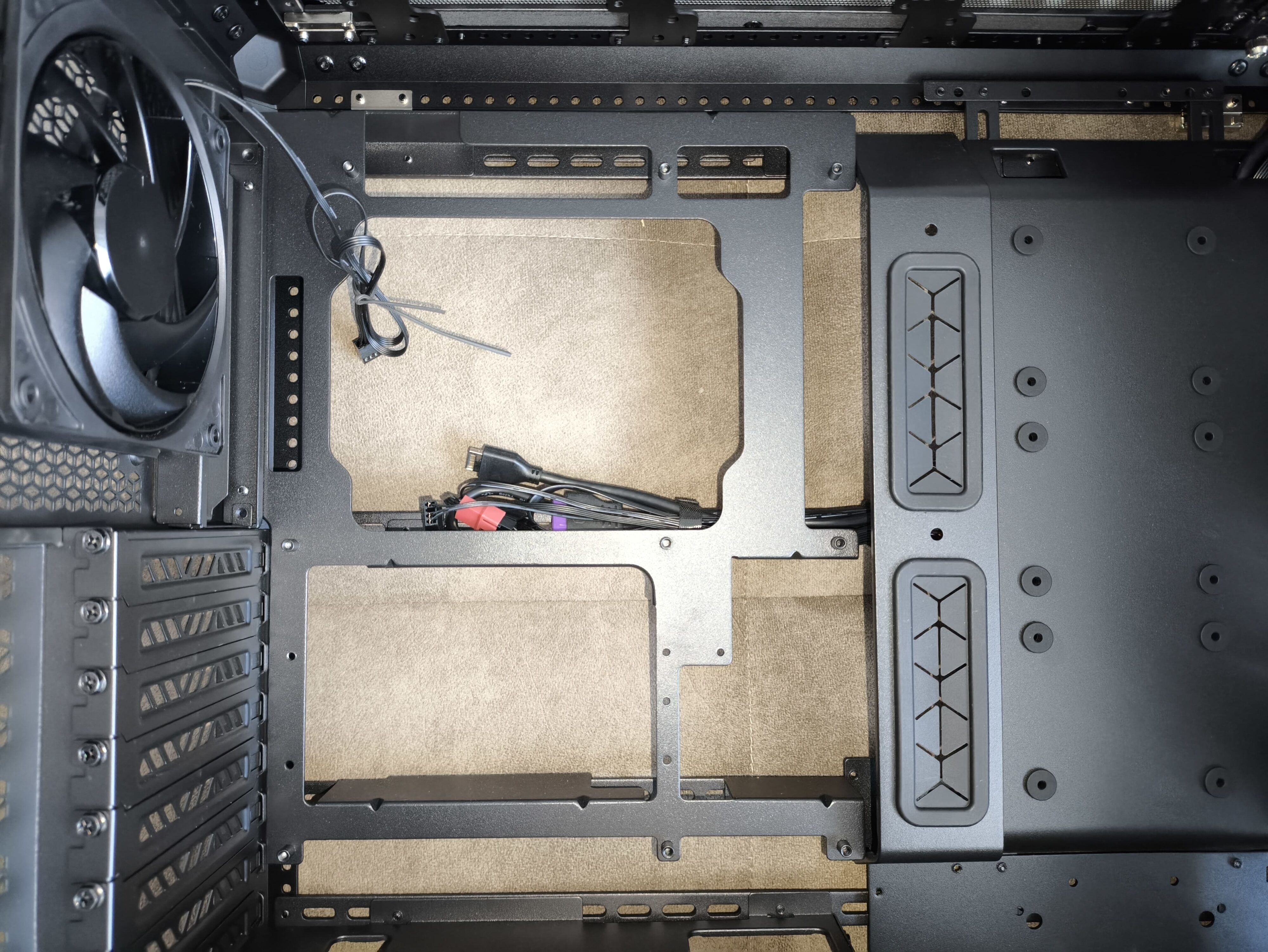 Cooler Master MasterFrame 600 - test obudowy. Możesz robić z nią co chcesz. Teoretycznie. To wciąż bardziej prototyp aniżeli gotowy produkt