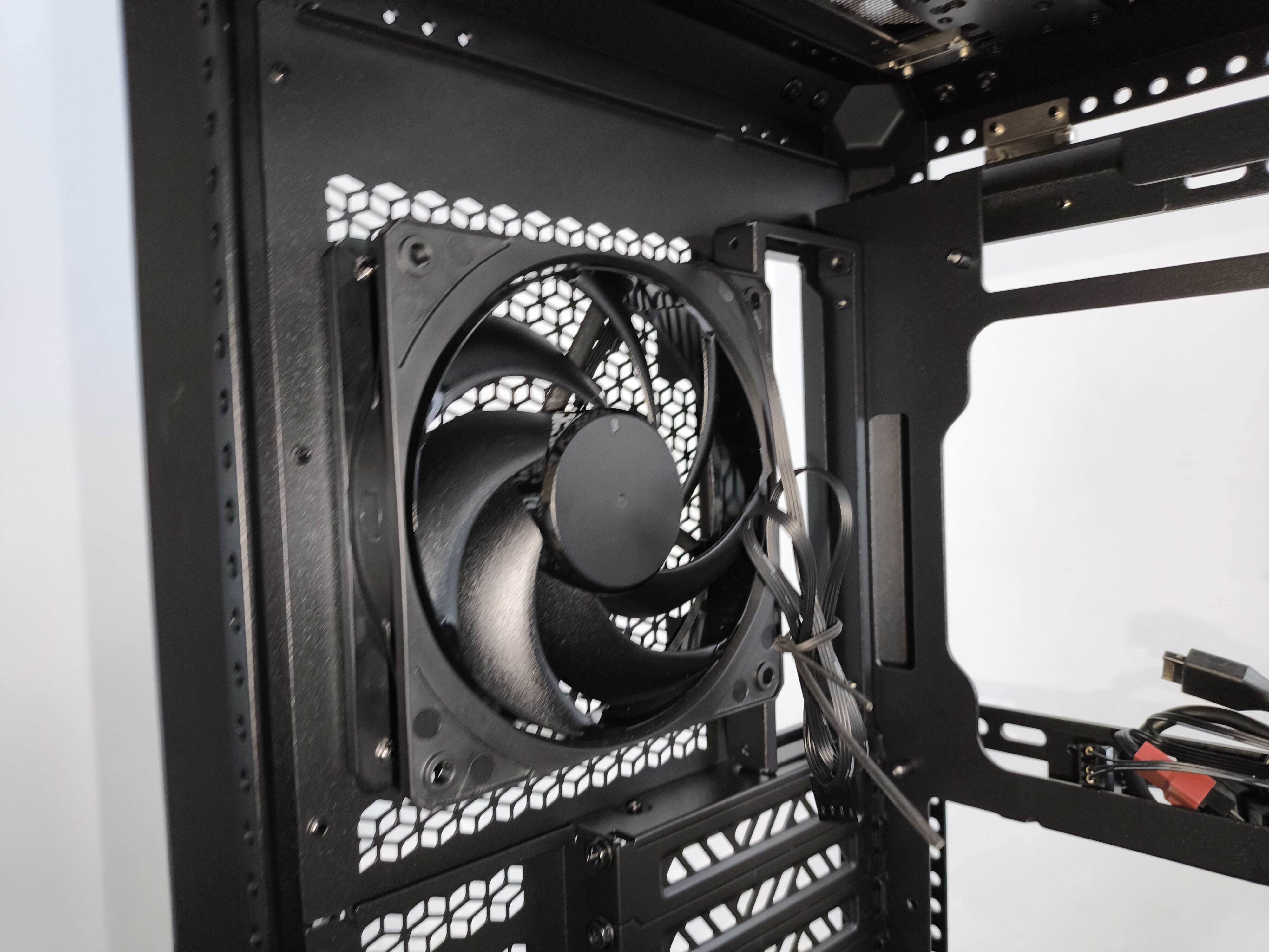 Cooler Master MasterFrame 600 - test obudowy. Możesz robić z nią co chcesz. Teoretycznie. To wciąż bardziej prototyp aniżeli gotowy produkt