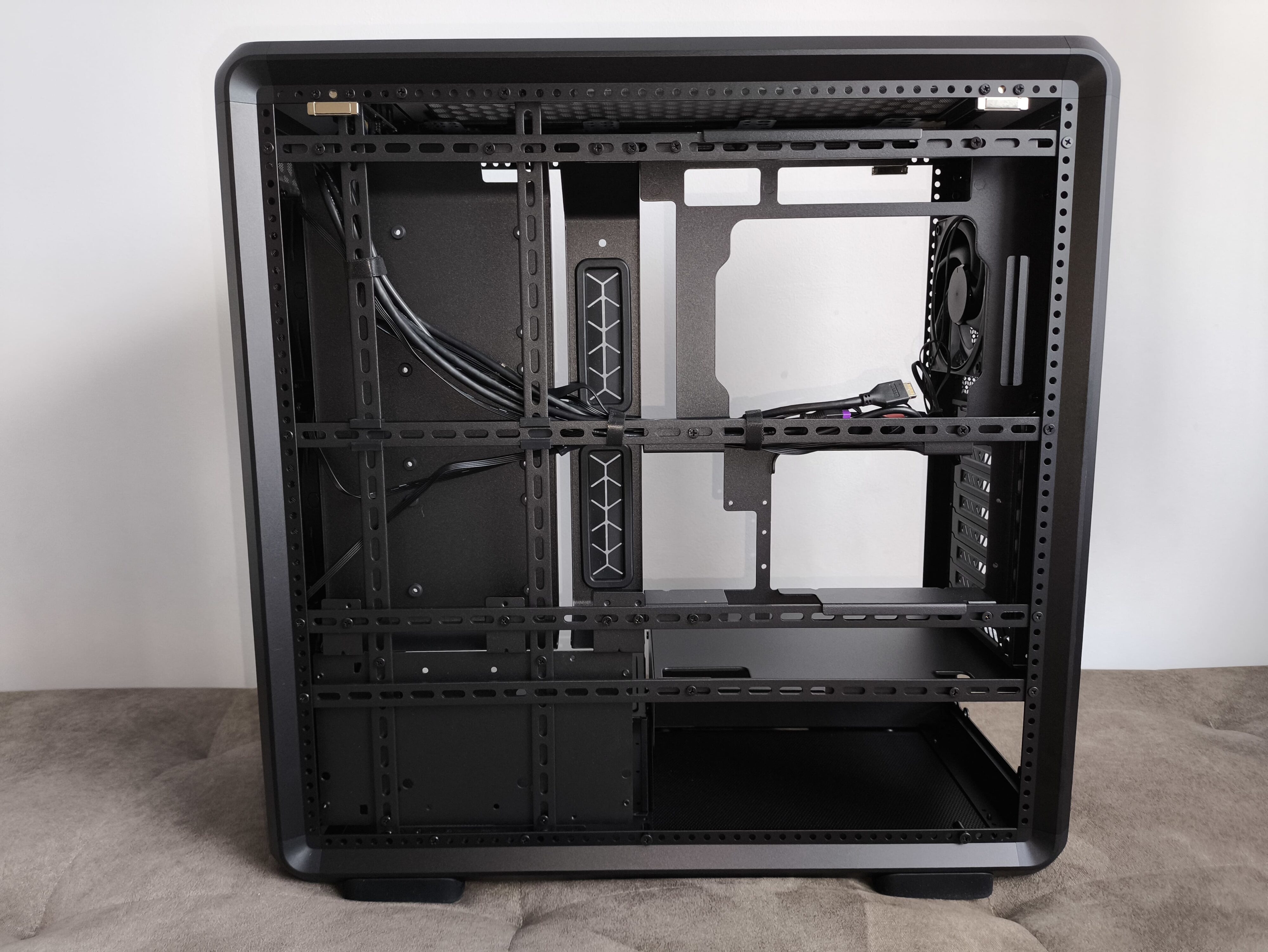 Cooler Master MasterFrame 600 - test obudowy. Możesz robić z nią co chcesz. Teoretycznie. To wciąż bardziej prototyp aniżeli gotowy produkt