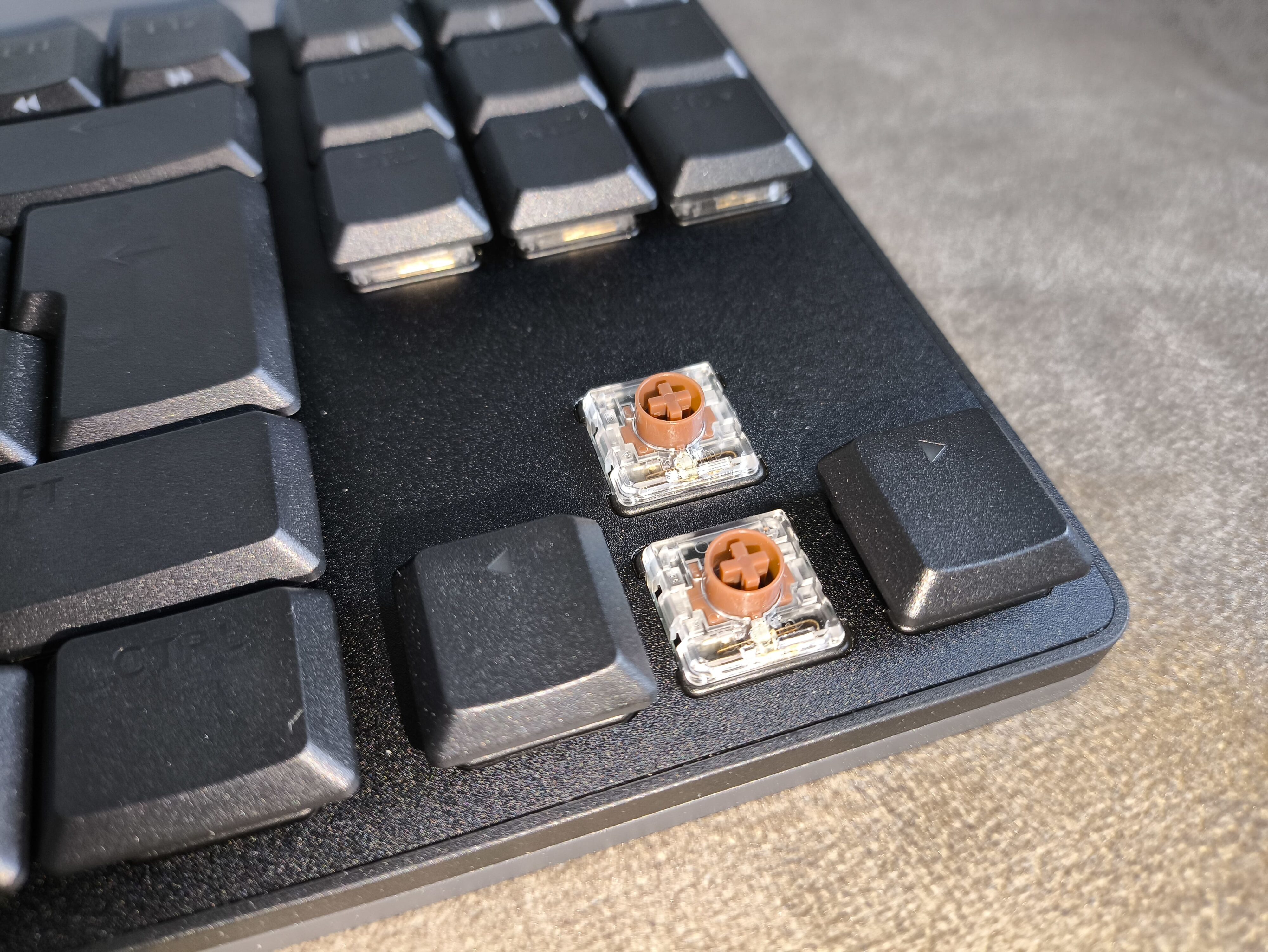 Logitech G515 TKL - test klawiatury. Tani w zakupie, ale okrojony w funkcje kuzyn modelu G515 Lightspeed TKL