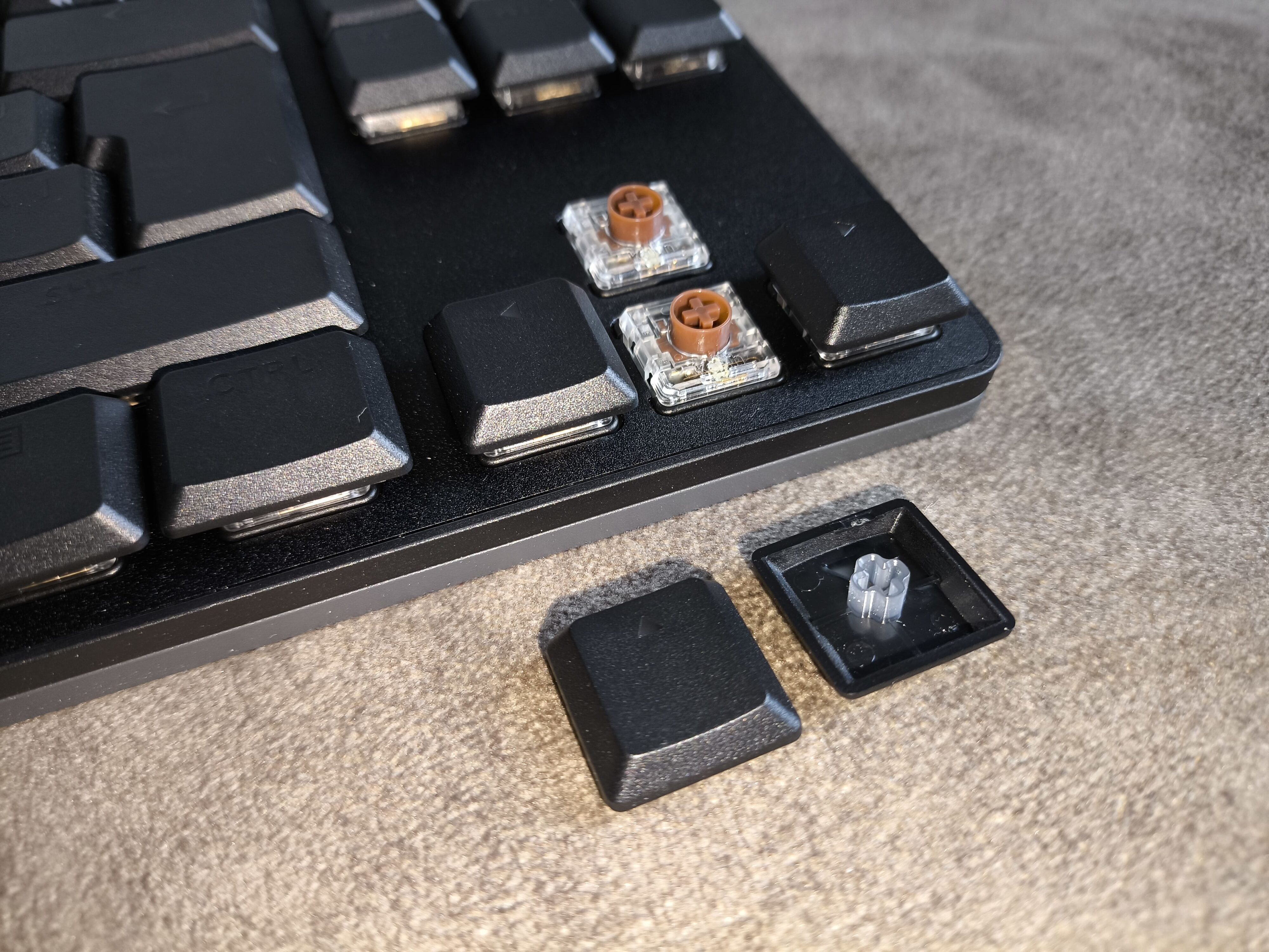 Logitech G515 TKL - test klawiatury. Tani w zakupie, ale okrojony w funkcje kuzyn modelu G515 Lightspeed TKL