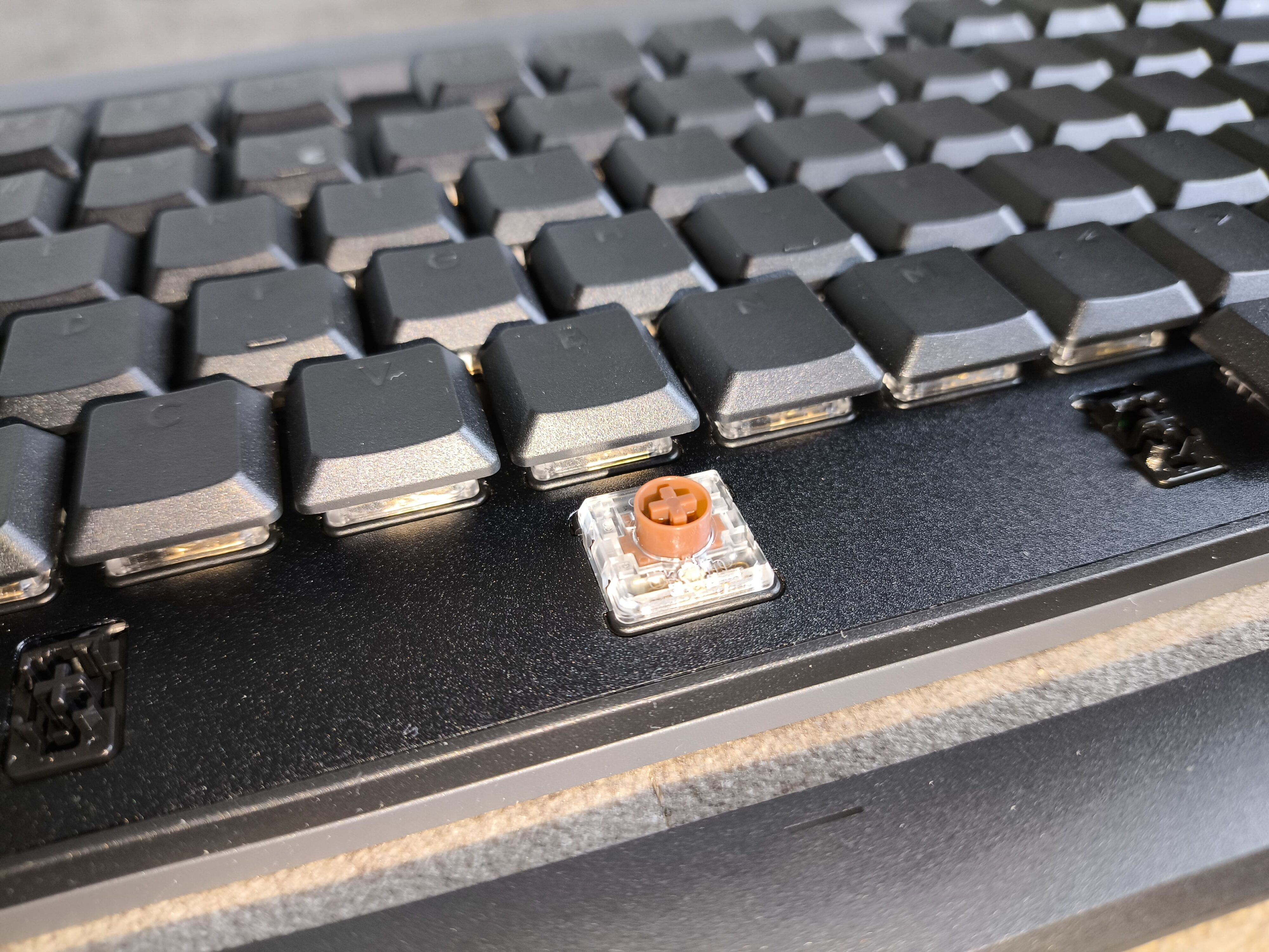 Logitech G515 TKL - test klawiatury. Tani w zakupie, ale okrojony w funkcje kuzyn modelu G515 Lightspeed TKL