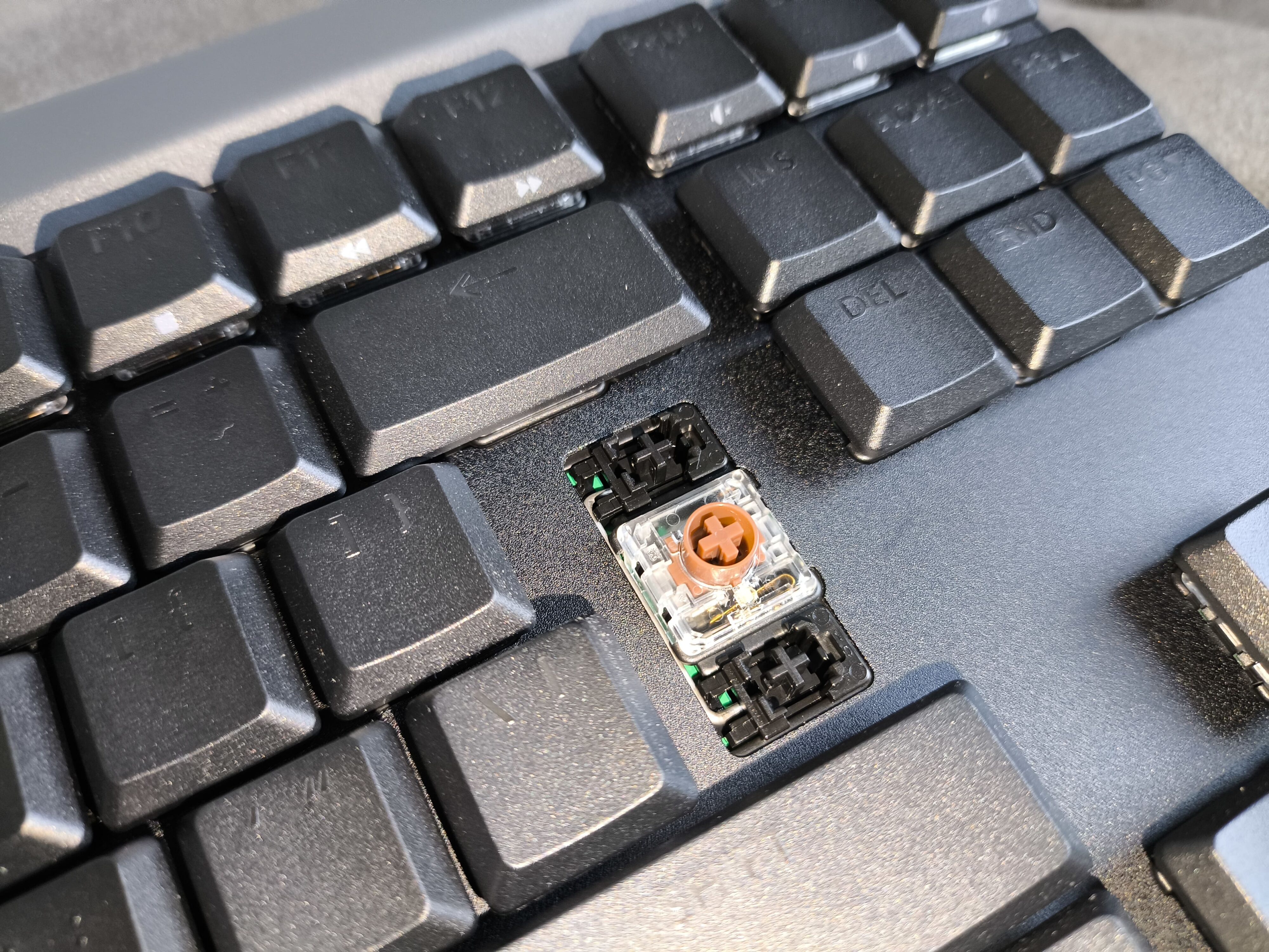 Logitech G515 TKL - test klawiatury. Tani w zakupie, ale okrojony w funkcje kuzyn modelu G515 Lightspeed TKL