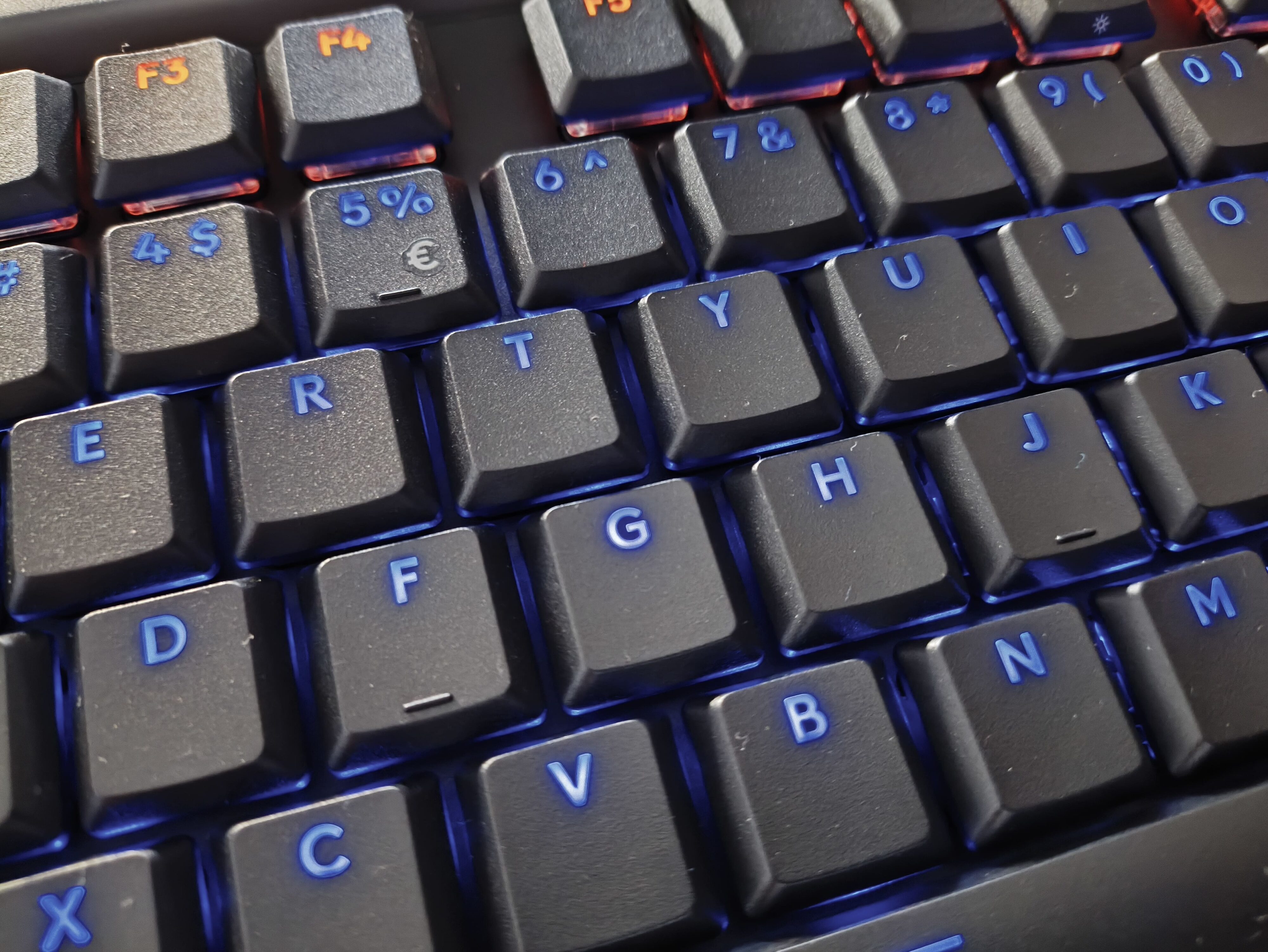 Logitech G515 TKL - test klawiatury. Tani w zakupie, ale okrojony w funkcje kuzyn modelu G515 Lightspeed TKL