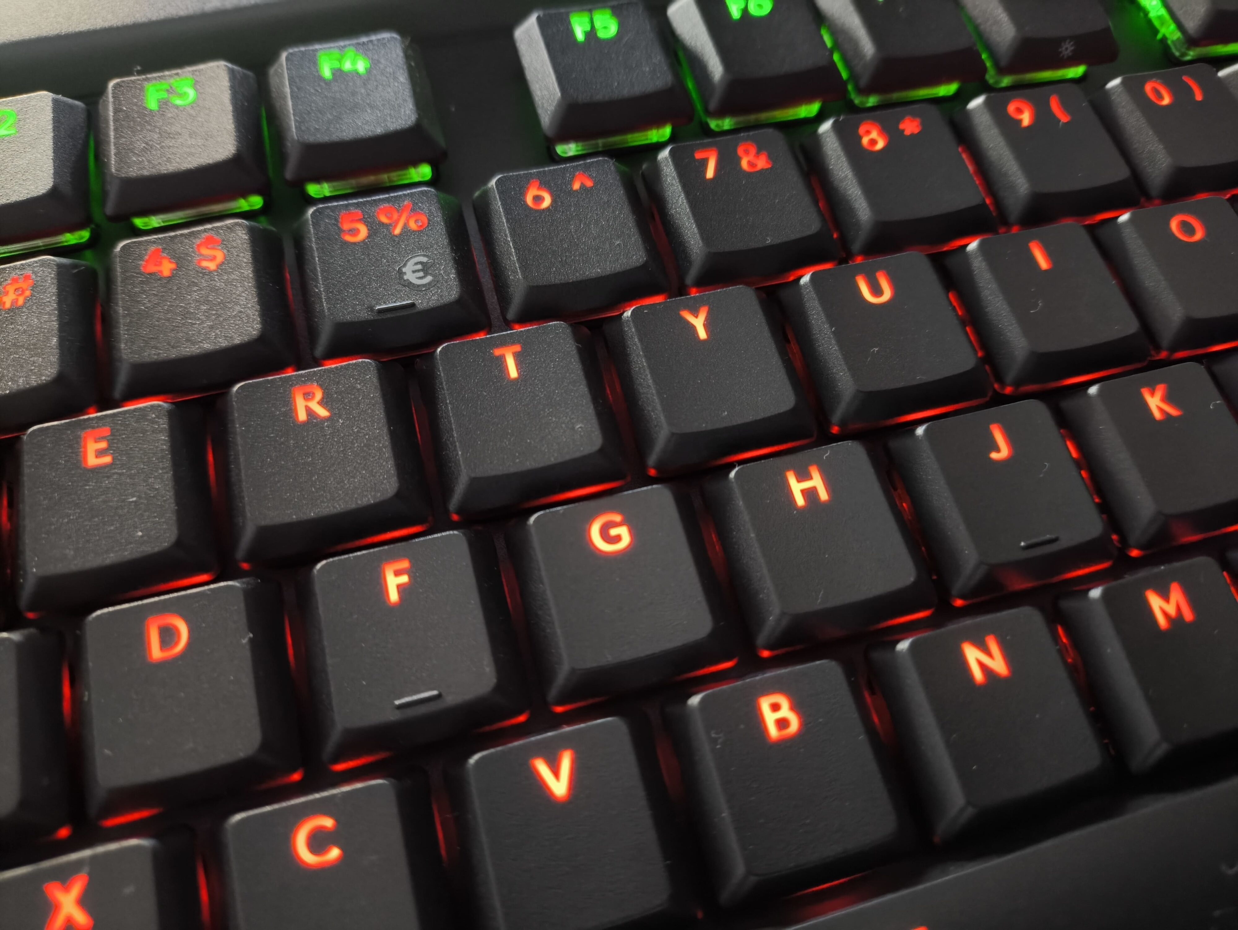 Logitech G515 TKL - test klawiatury. Tani w zakupie, ale okrojony w funkcje kuzyn modelu G515 Lightspeed TKL