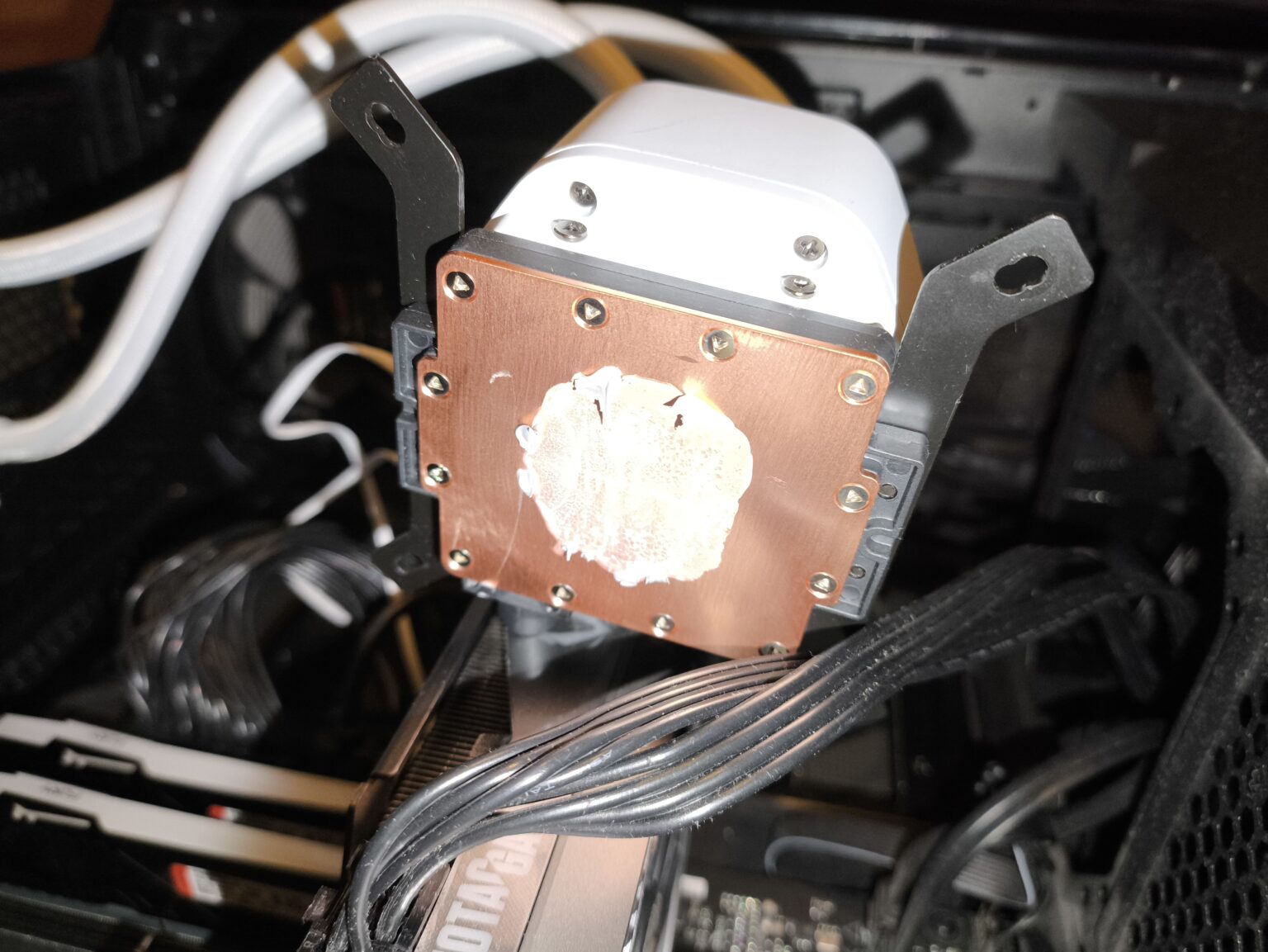 Cooler Master MasterLiquid 240 Core II White - test chłodzenia AIO. Wydajność taka sobie ale samo chłodzenie może spodobać się wielu osobom