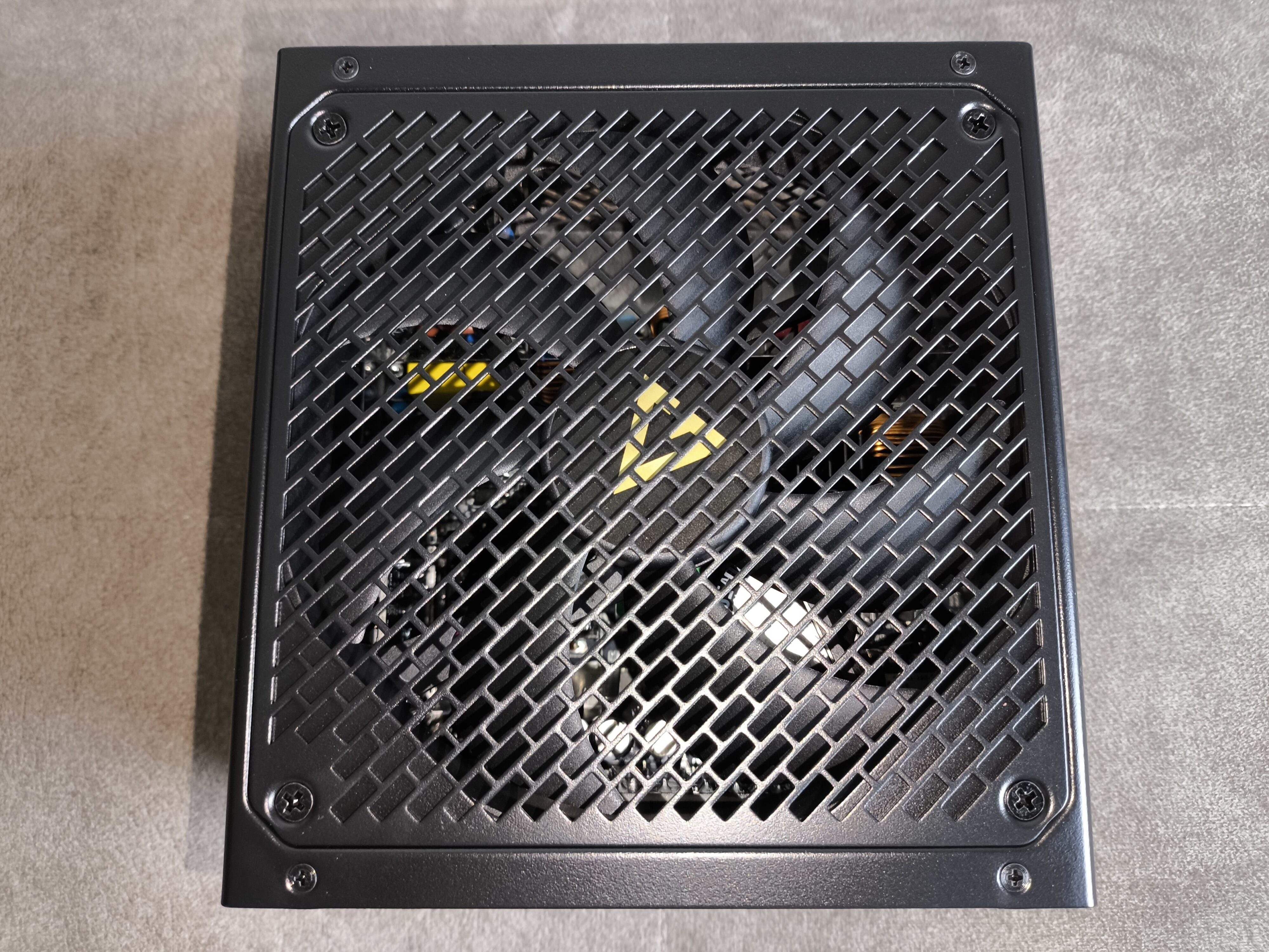 Modecom Volcano Hex 750W - recenzja zasilacza. Nowość w gamie marki Modecom oparta na podzespołach wysokiej jakości. Jest warty uwagi?