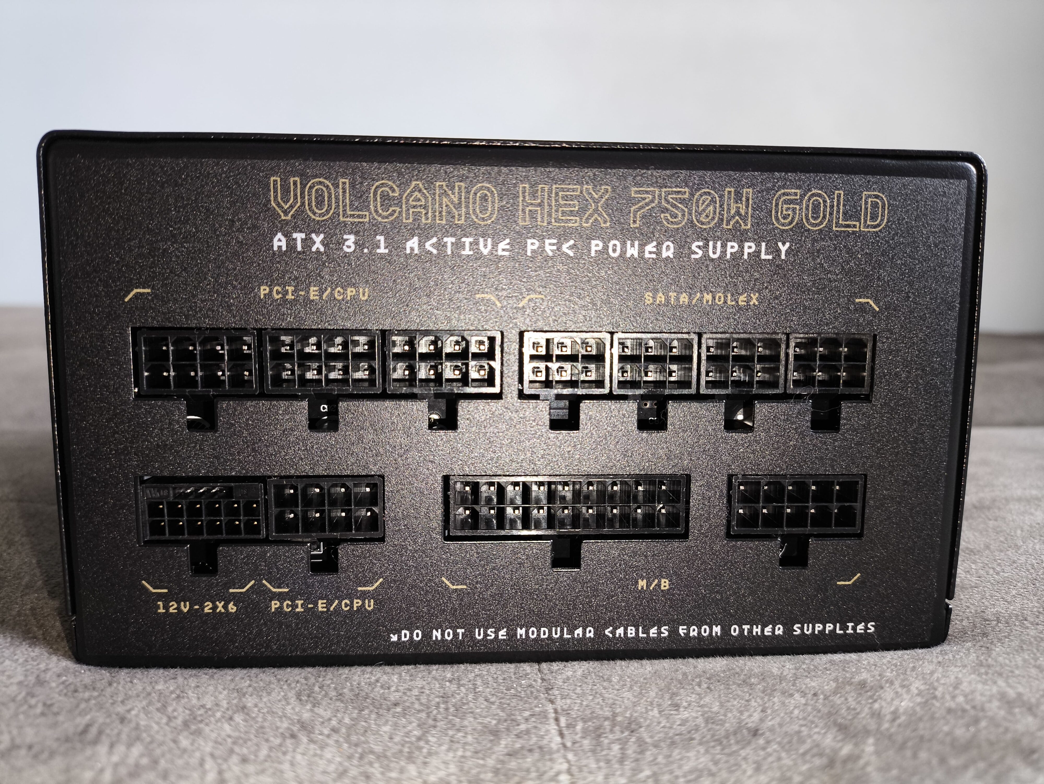 Modecom Volcano Hex 750W - recenzja zasilacza. Nowość w gamie marki Modecom oparta na podzespołach wysokiej jakości. Jest warty uwagi?