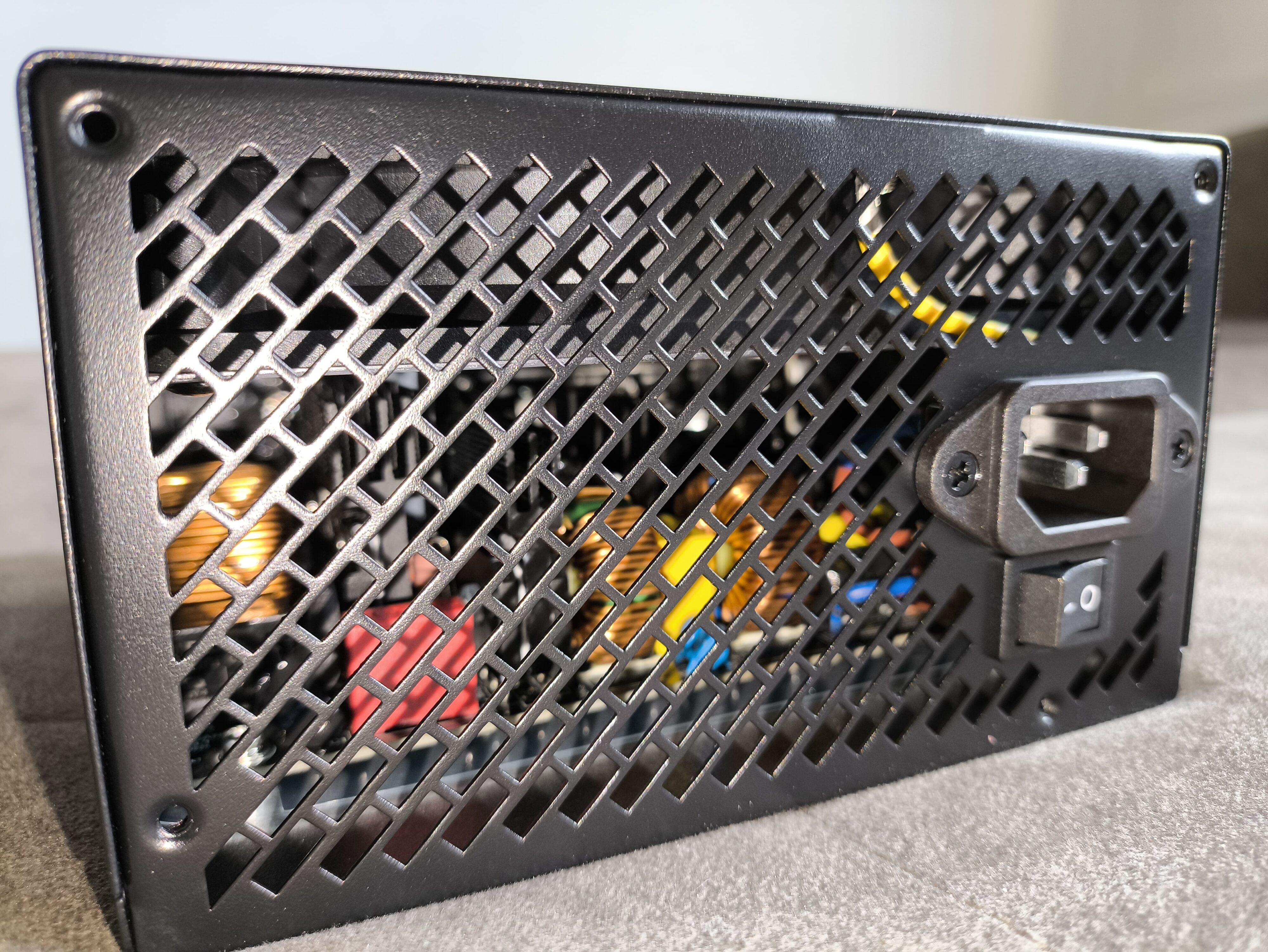 Modecom Volcano Hex 750W - recenzja zasilacza. Nowość w gamie marki Modecom oparta na podzespołach wysokiej jakości. Jest warty uwagi?