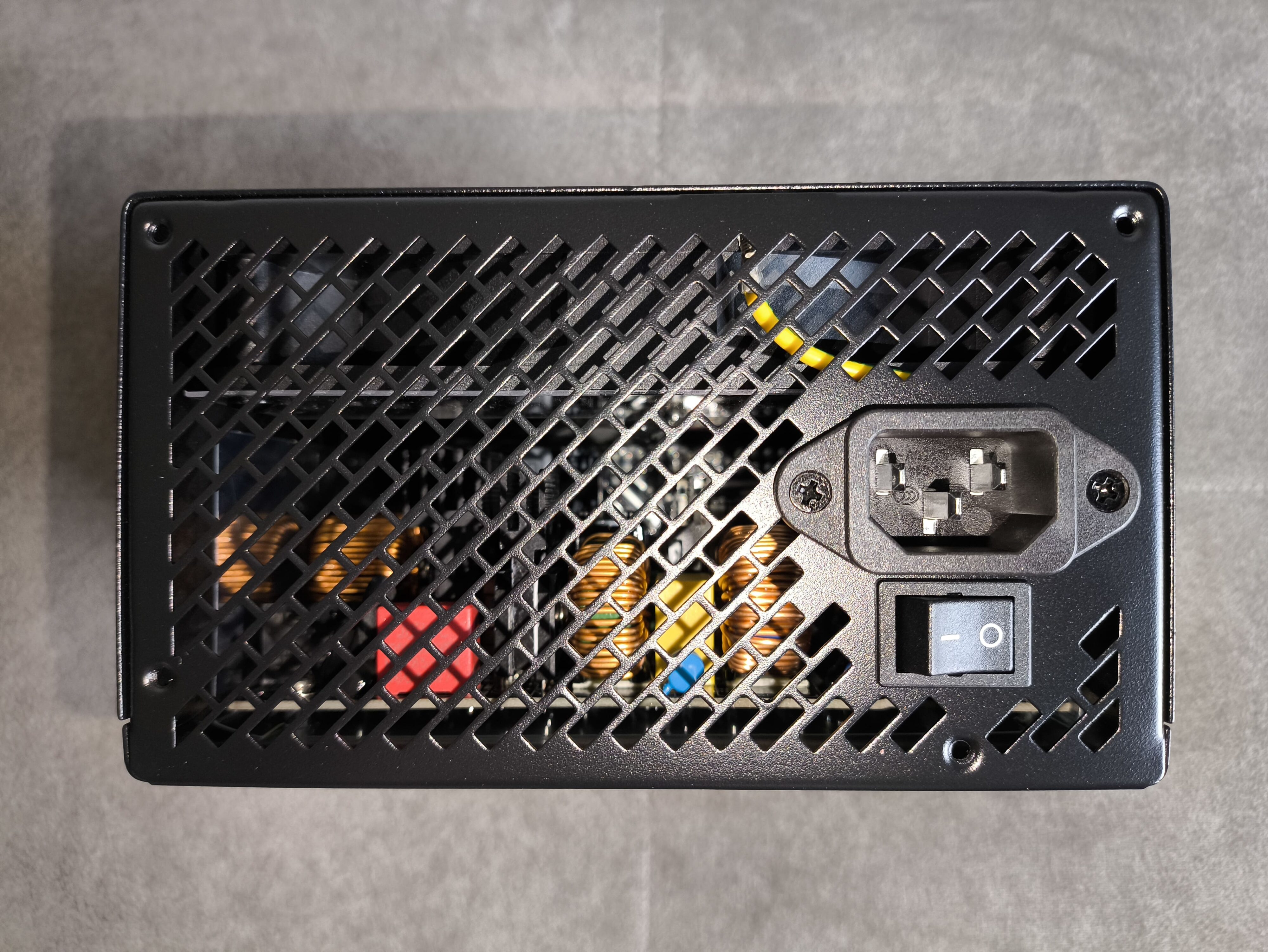 Modecom Volcano Hex 750W - recenzja zasilacza. Nowość w gamie marki Modecom oparta na podzespołach wysokiej jakości. Jest warty uwagi?