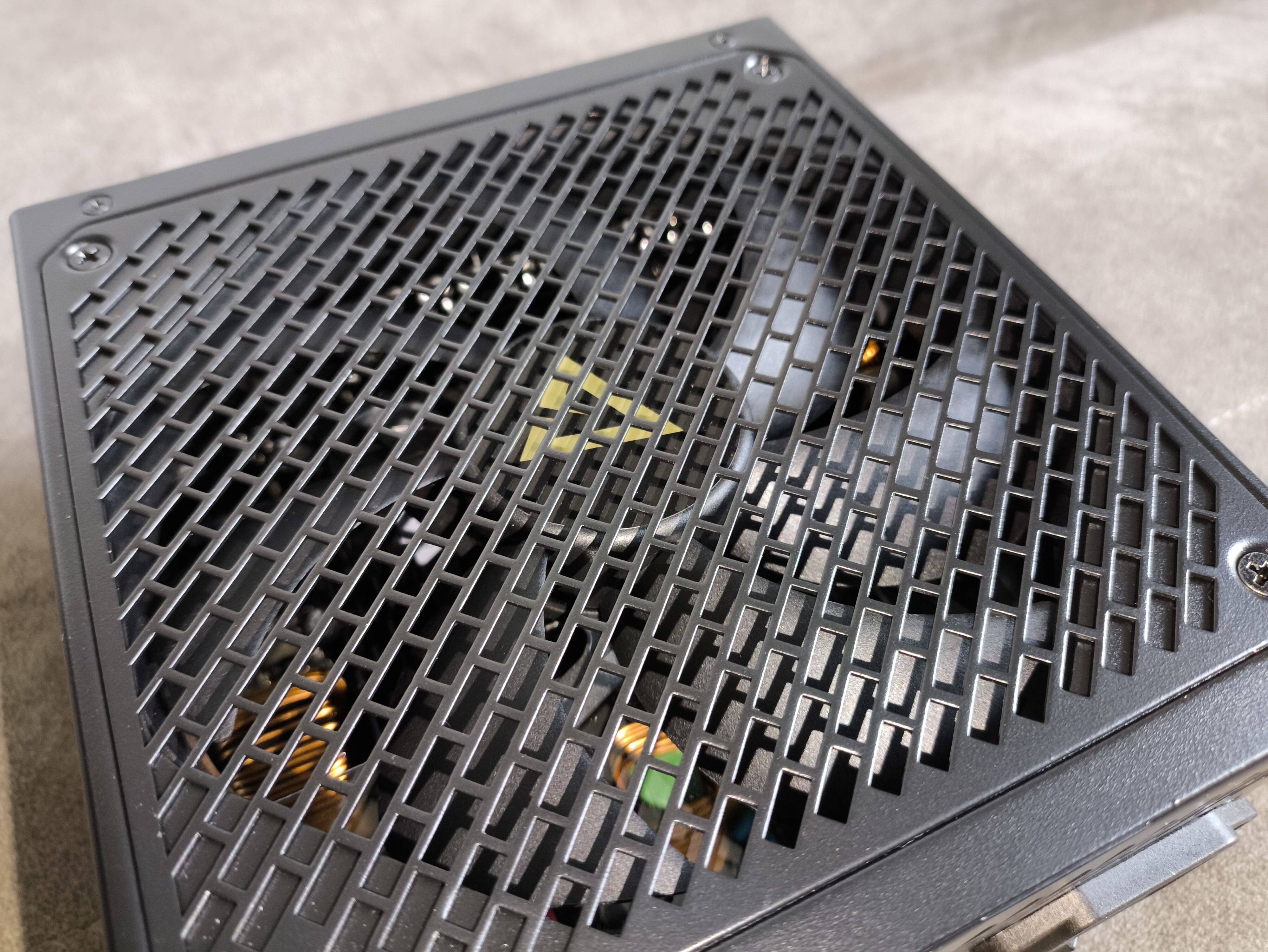 Modecom Volcano Hex 750W - recenzja zasilacza. Nowość w gamie marki Modecom oparta na podzespołach wysokiej jakości. Jest warty uwagi?