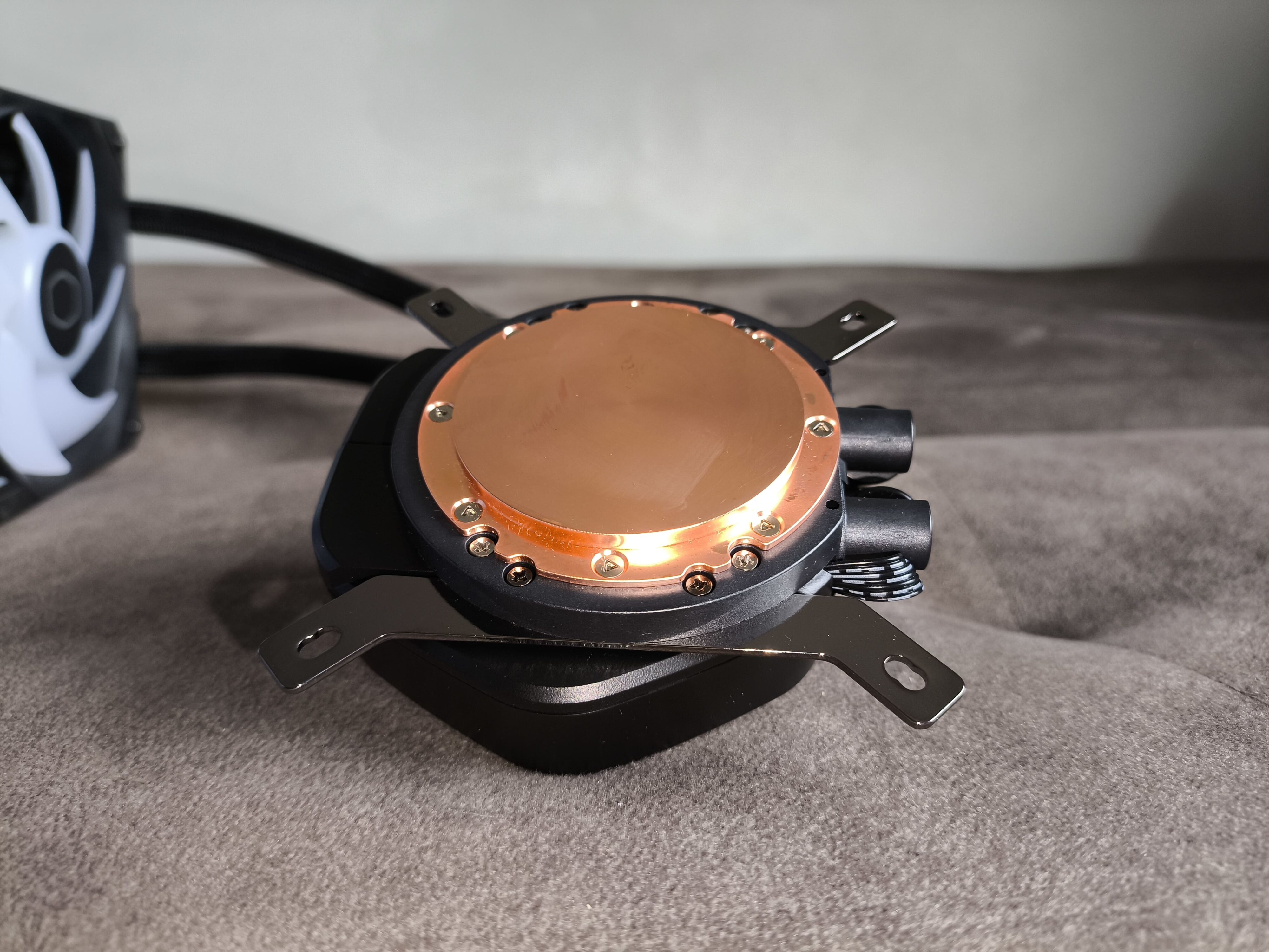 Cooler Master MasterLiquid 360 Atmos II - test chłodzenia AIO. Wydajne chodzenie zapewniające dużą customizację blokopompki