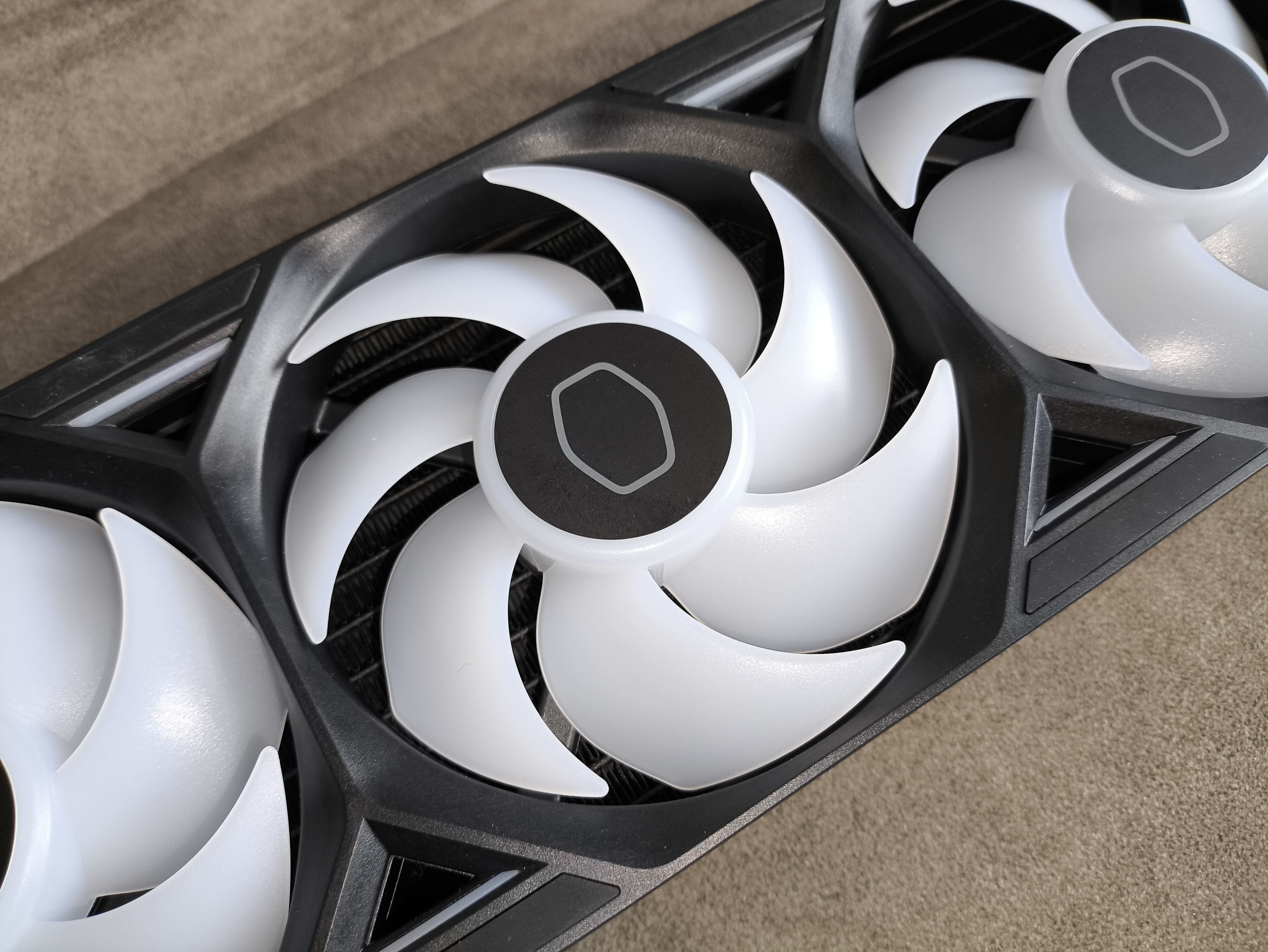 Cooler Master MasterLiquid 360 Atmos II - test chłodzenia AIO. Wydajne chodzenie zapewniające dużą customizację blokopompki