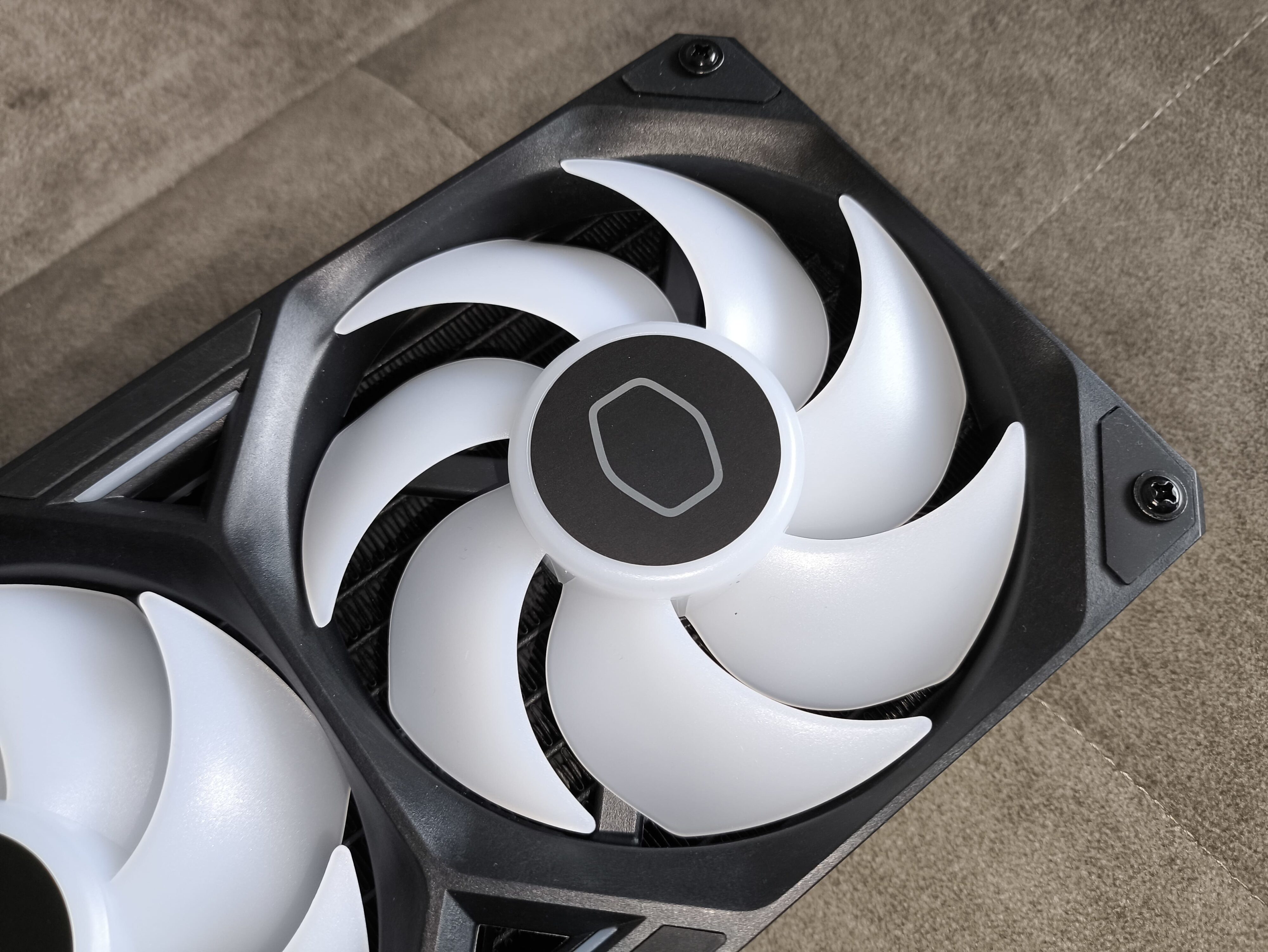 Cooler Master MasterLiquid 360 Atmos II - test chłodzenia AIO. Wydajne chodzenie zapewniające dużą customizację blokopompki