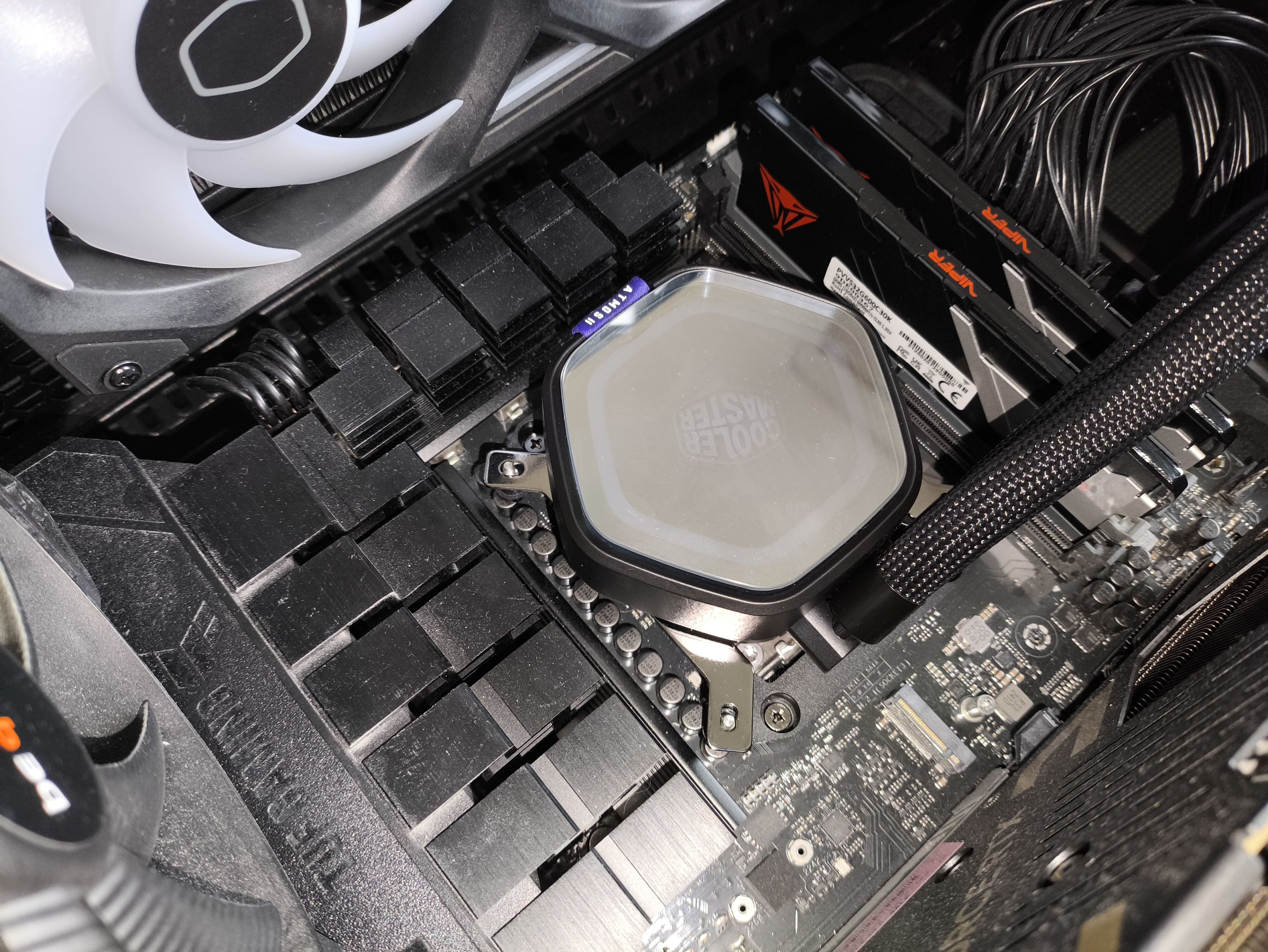 Cooler Master MasterLiquid 360 Atmos II - test chłodzenia AIO. Wydajne chodzenie zapewniające dużą customizację blokopompki