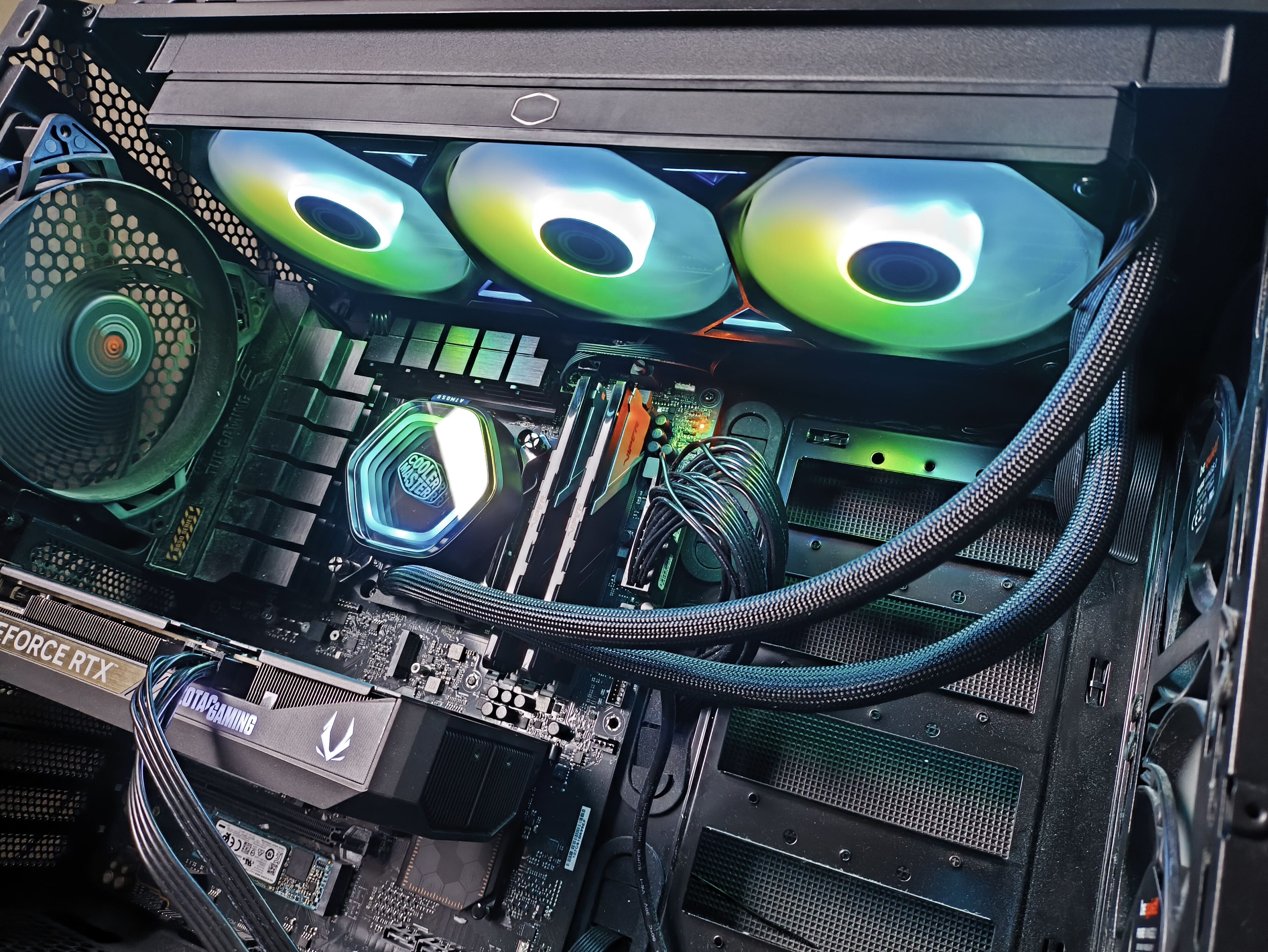 Cooler Master MasterLiquid 360 Atmos II - test chłodzenia AIO. Wydajne chodzenie zapewniające dużą customizację blokopompki