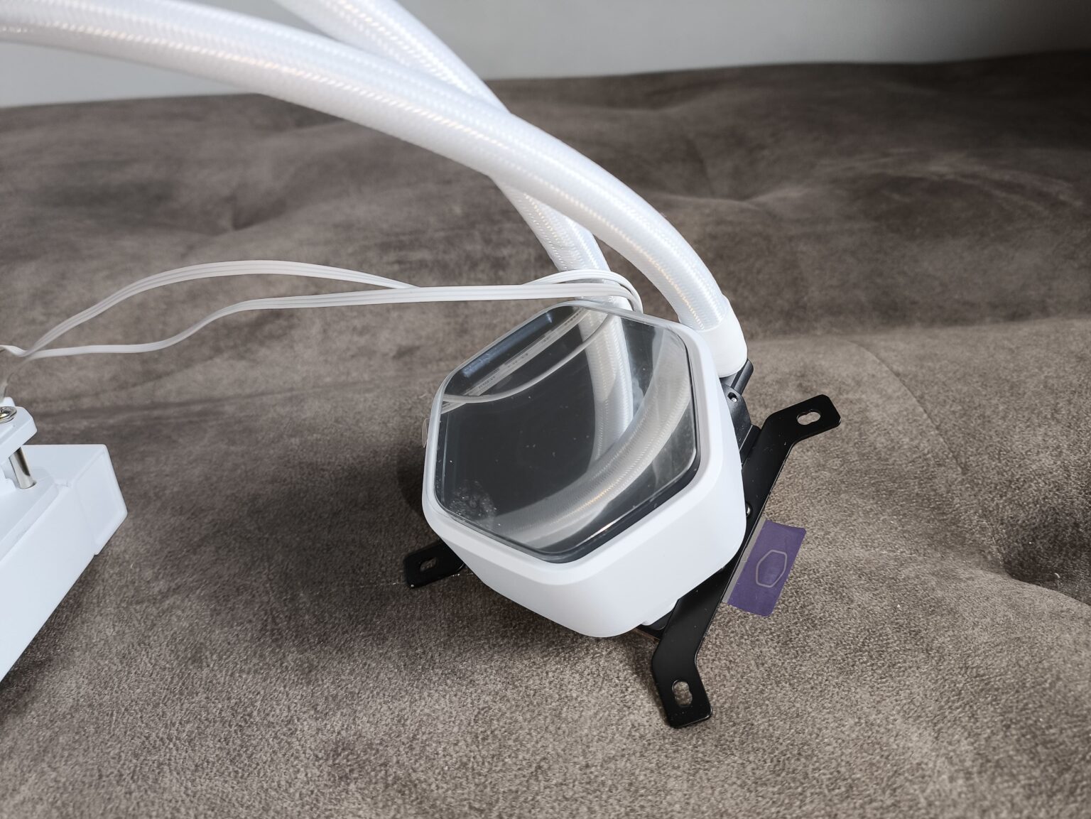 Cooler Master MasterLiquid 240 Core II White - test chłodzenia AIO. Wydajność taka sobie ale samo chłodzenie może spodobać się wielu osobom