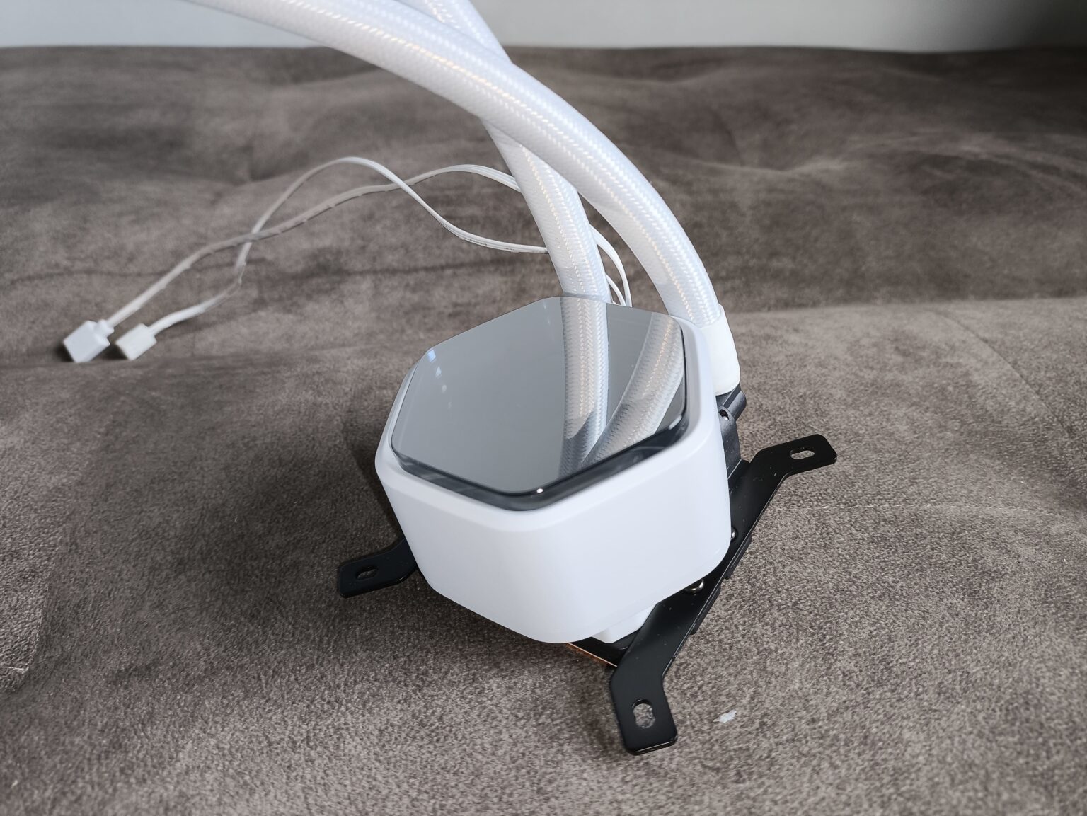 Cooler Master MasterLiquid 240 Core II White - test chłodzenia AIO. Wydajność taka sobie ale samo chłodzenie może spodobać się wielu osobom