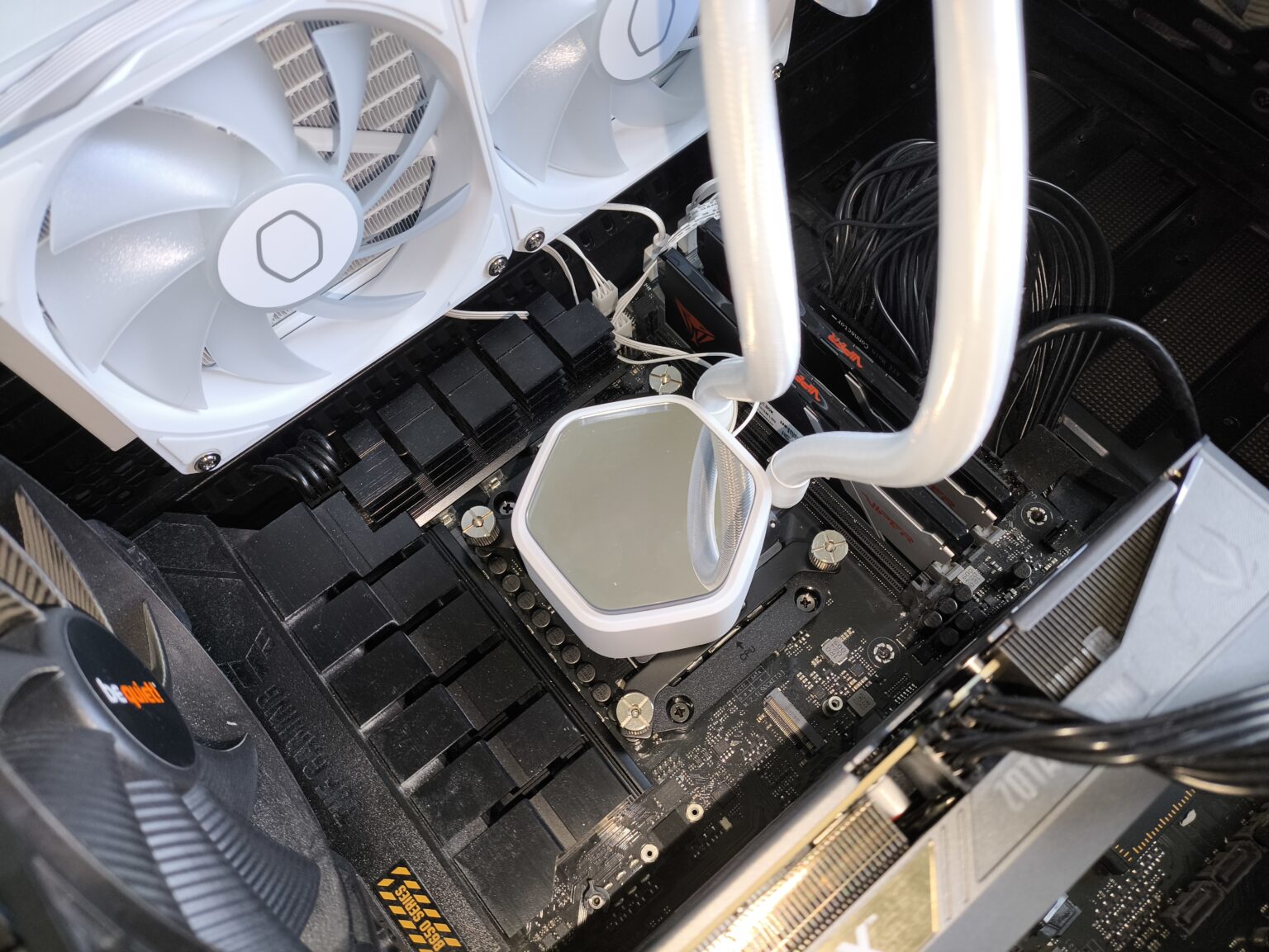 Cooler Master MasterLiquid 240 Core II White - test chłodzenia AIO. Wydajność taka sobie ale samo chłodzenie może spodobać się wielu osobom