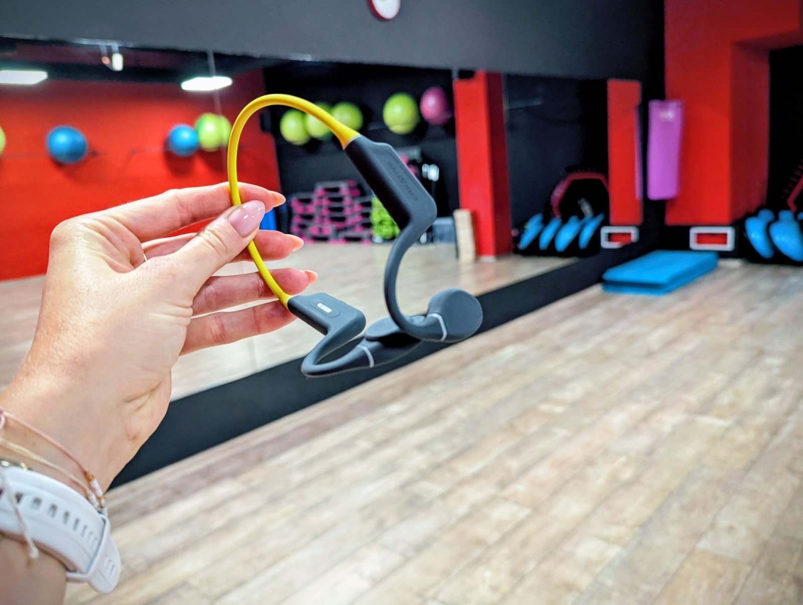 Słuchawki kostne idealne do biegania i na siłownię - Recenzja Creative Outlier Free+