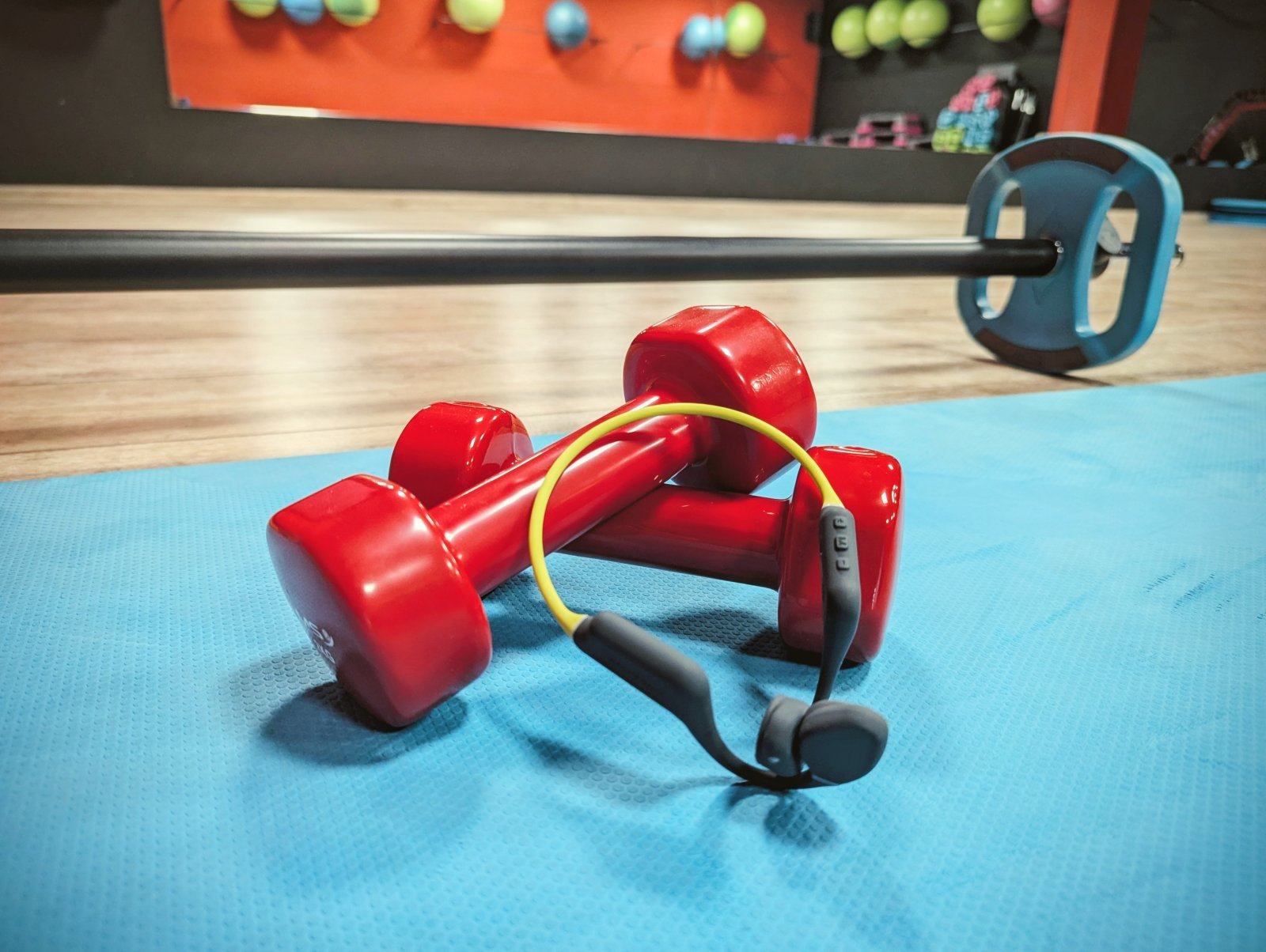 Słuchawki kostne idealne do biegania i na siłownię - Recenzja Creative Outlier Free+