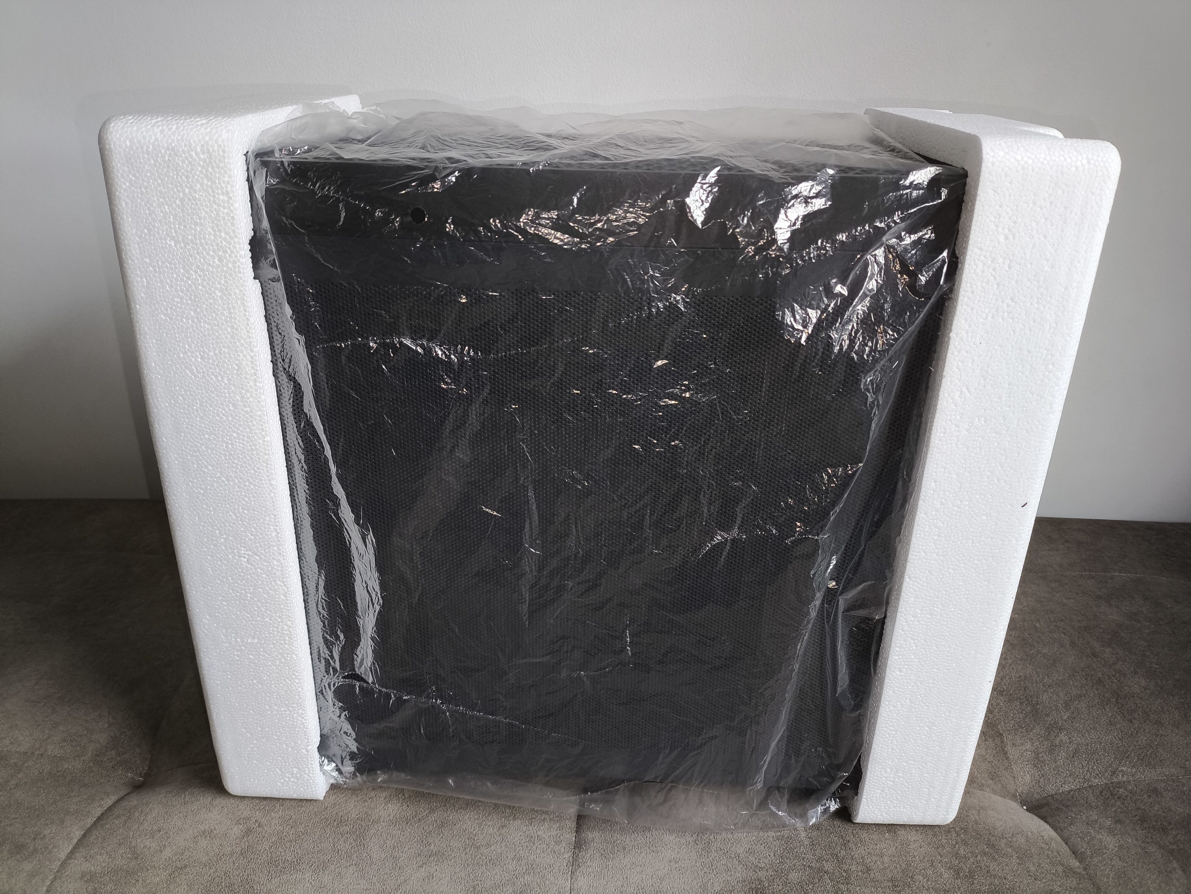 Logic Dart Pro Midi ARGB - test obudowy. Jest przewiewnie i do tego względnie tanio