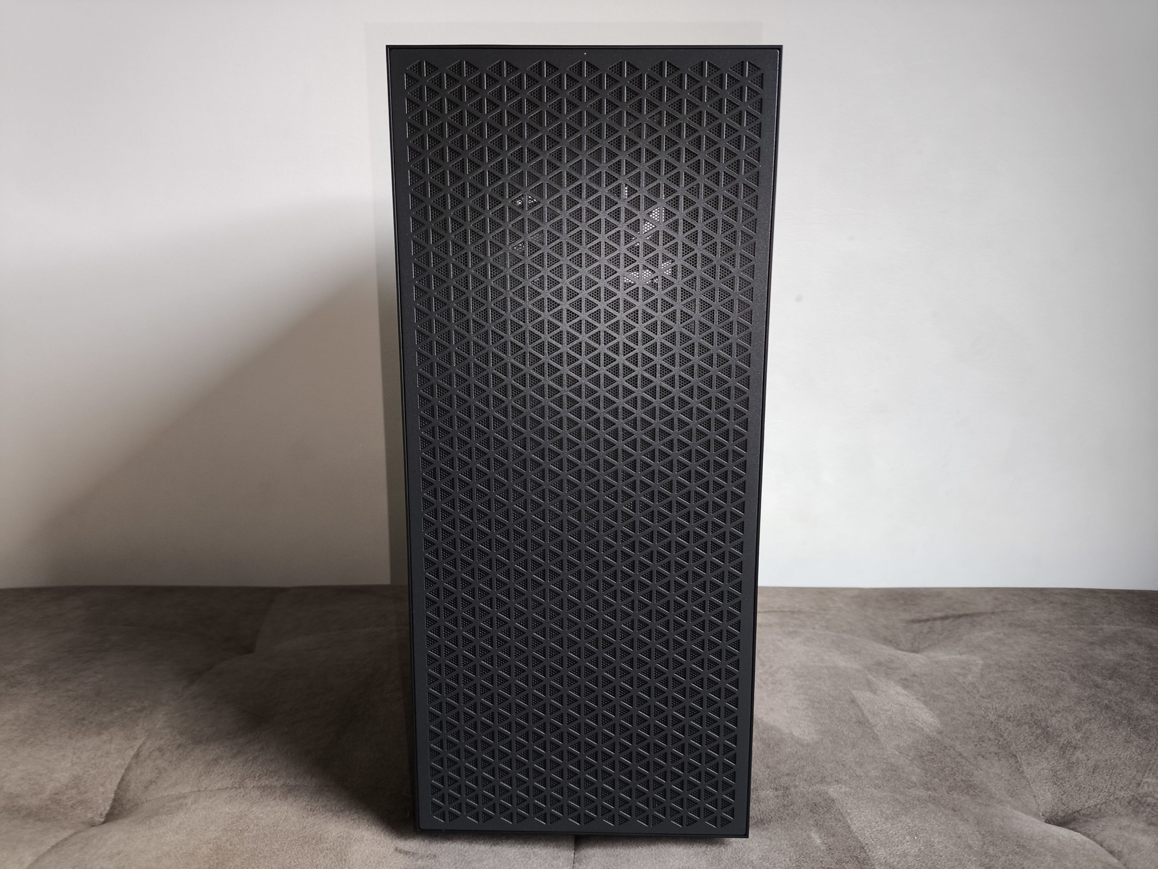 Logic Dart Pro Midi ARGB - test obudowy. Jest przewiewnie i do tego względnie tanio