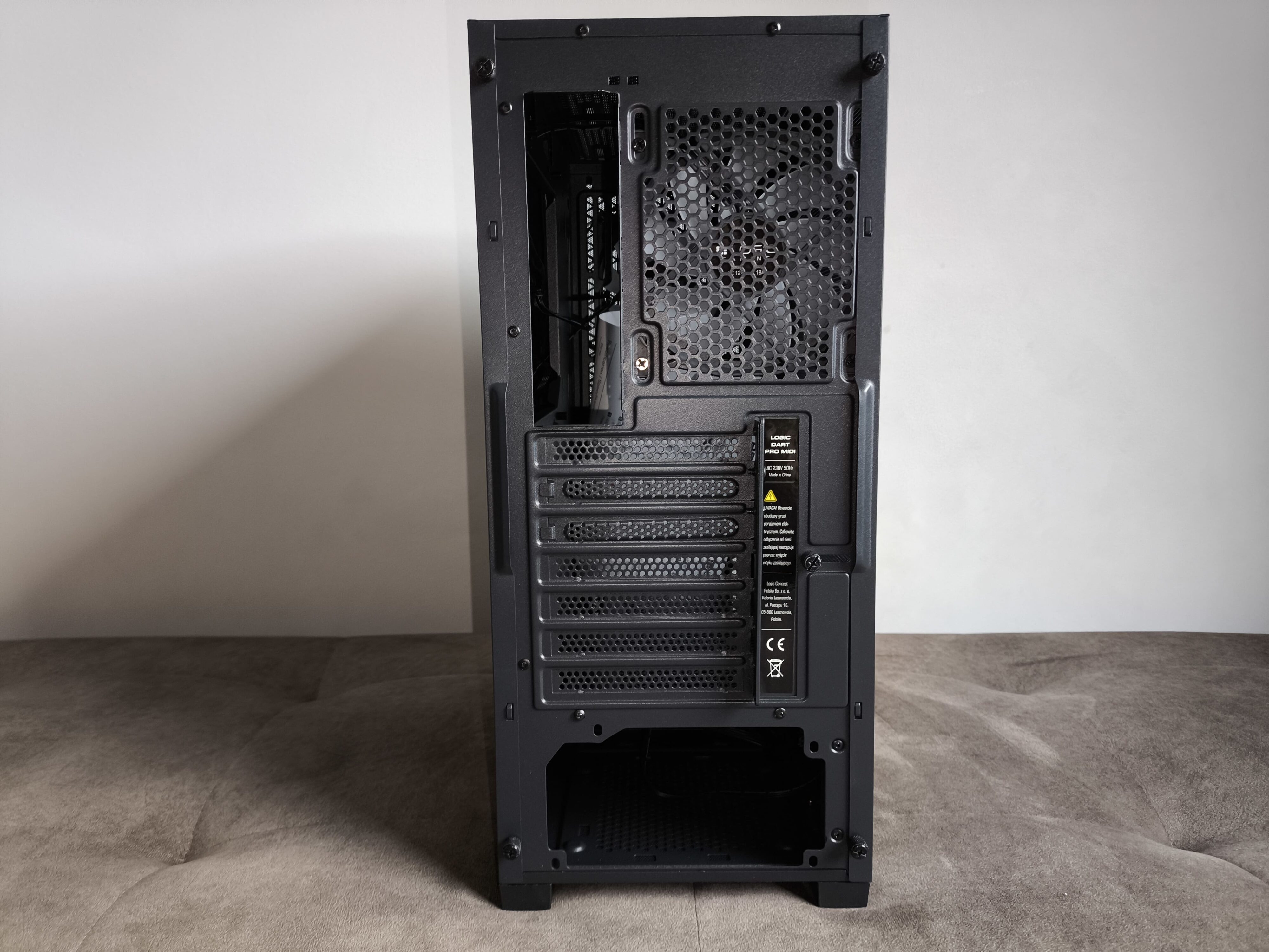 Logic Dart Pro Midi ARGB - test obudowy. Jest przewiewnie i do tego względnie tanio