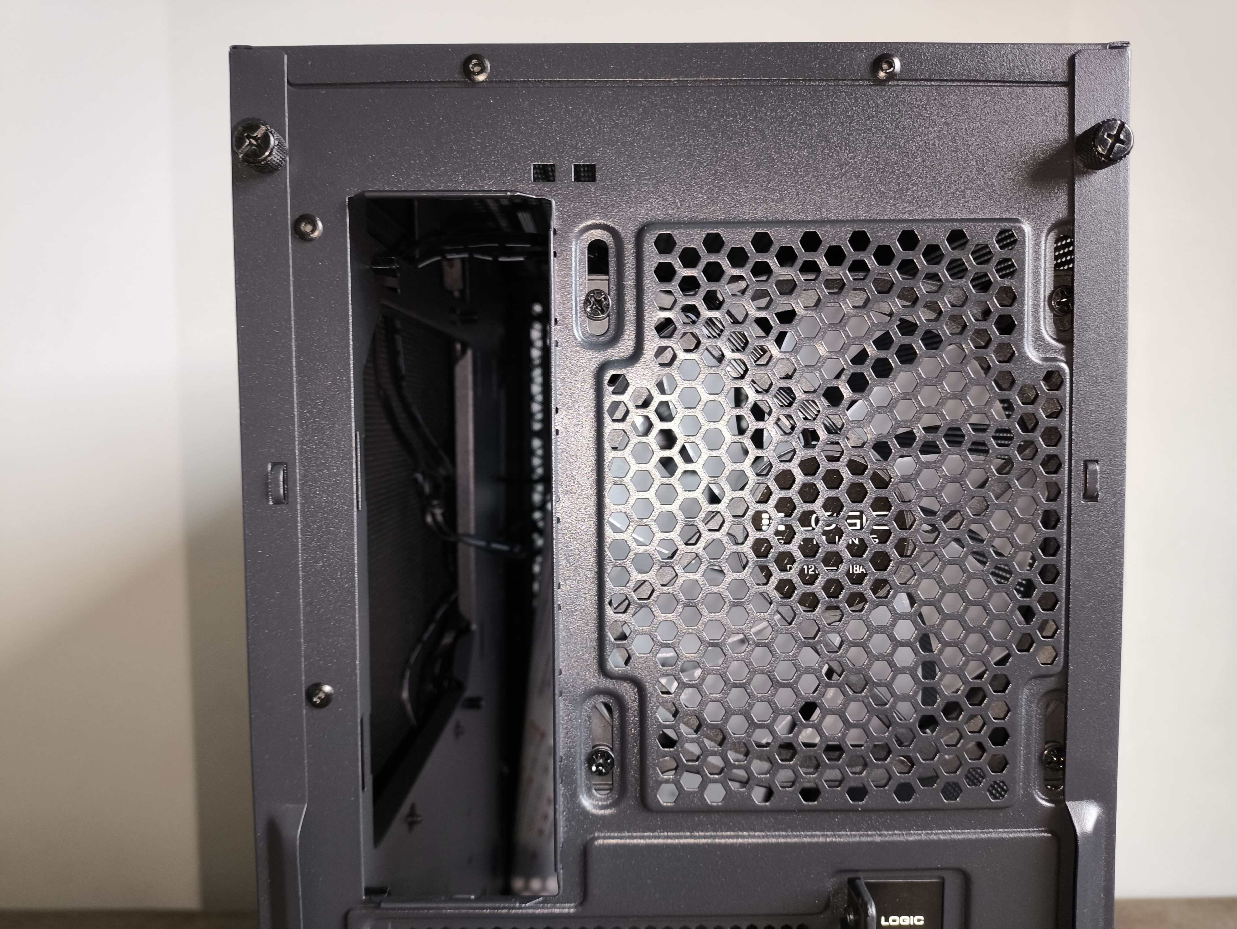 Logic Dart Pro Midi ARGB - test obudowy. Jest przewiewnie i do tego względnie tanio