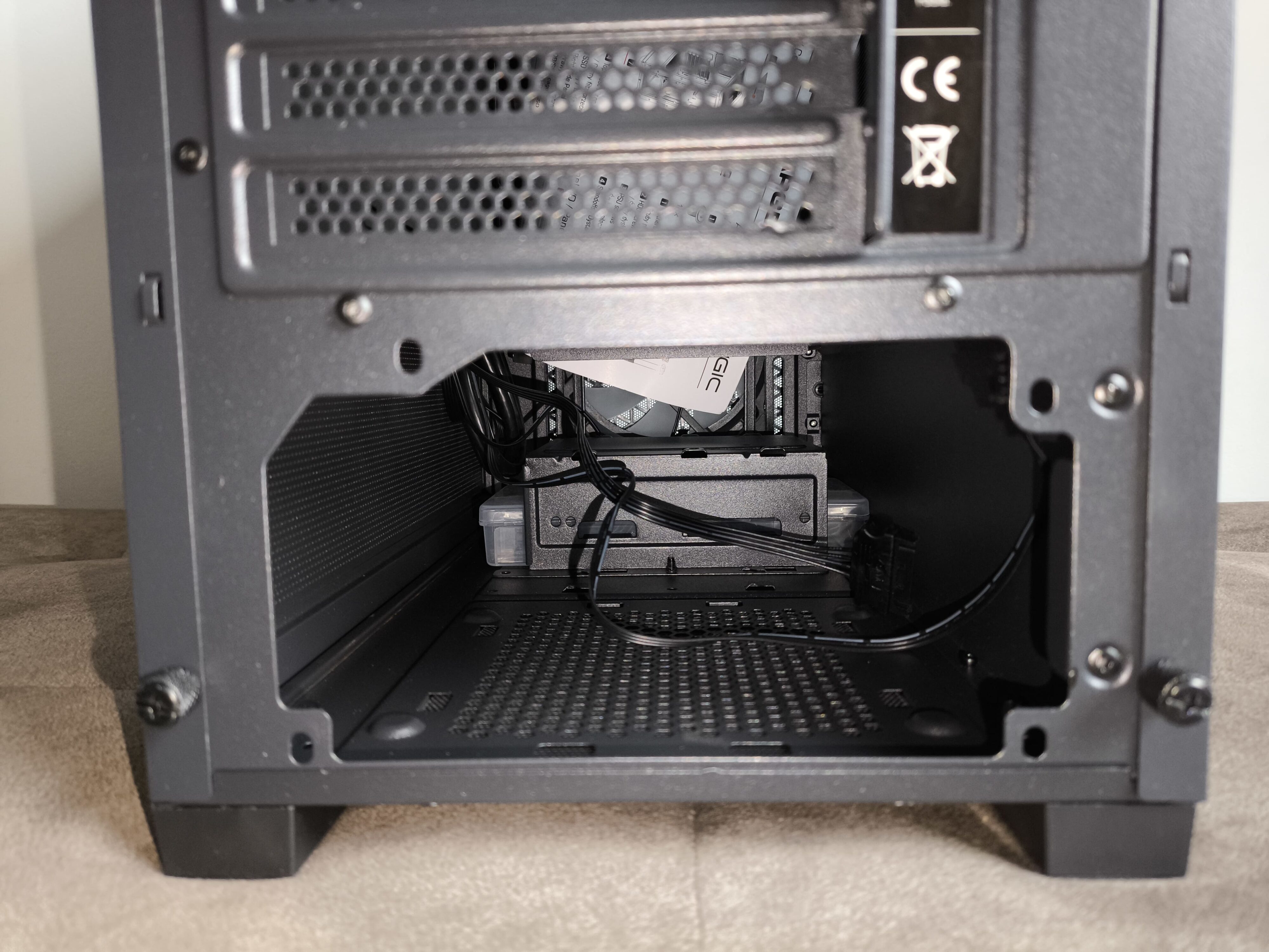 Logic Dart Pro Midi ARGB - test obudowy. Jest przewiewnie i do tego względnie tanio